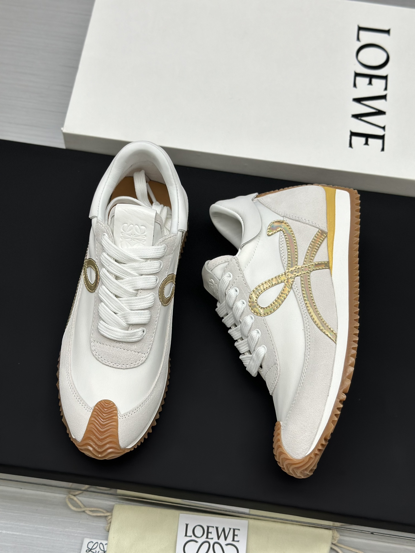 工厂直销💰280高版本👑—-—————LOEWE 罗意威早春新款内增高德训鞋！上脚超级轻便、舒适，6cm 内增高更是小个子的福音！原版1:1顶级复刻！品质欢迎看实物对比🆚！供高端代购首选🟢鞋面精选原版进口牛皮拼接客供织布，原版进口水染羊皮内里➕牛皮垫脚，按原版开模耐磨防滑大底，码数35-45🔺配置原版包