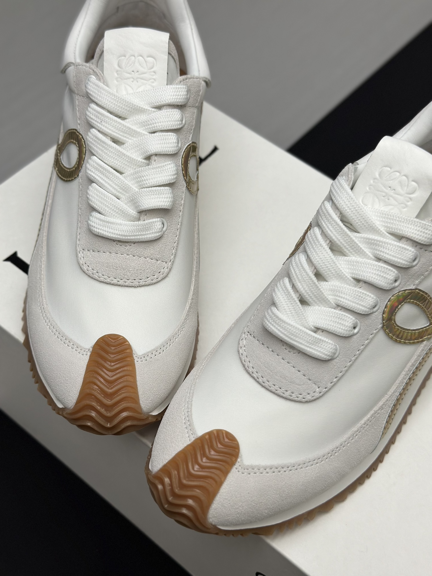 工厂直销💰280高版本👑—-—————LOEWE 罗意威早春新款内增高德训鞋！上脚超级轻便、舒适，6cm 内增高更是小个子的福音！原版1:1顶级复刻！品质欢迎看实物对比🆚！供高端代购首选🟢鞋面精选原版进口牛皮拼接客供织布，原版进口水染羊皮内里➕牛皮垫脚，按原版开模耐磨防滑大底，码数35-45🔺配置原版包