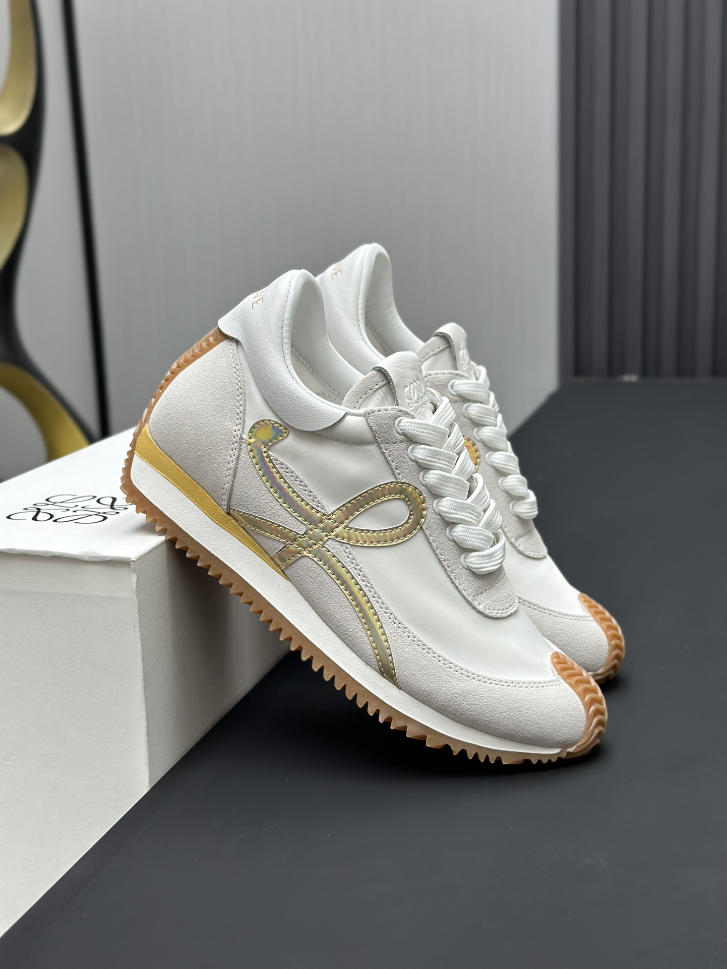 工厂直销💰280高版本👑—-—————LOEWE 罗意威早春新款内增高德训鞋！上脚超级轻便、舒适，6cm 内增高更是小个子的福音！原版1:1顶级复刻！品质欢迎看实物对比🆚！供高端代购首选🟢鞋面精选原版进口牛皮拼接客供织布，原版进口水染羊皮内里➕牛皮垫脚，按原版开模耐磨防滑大底，码数35-45🔺配置原版包