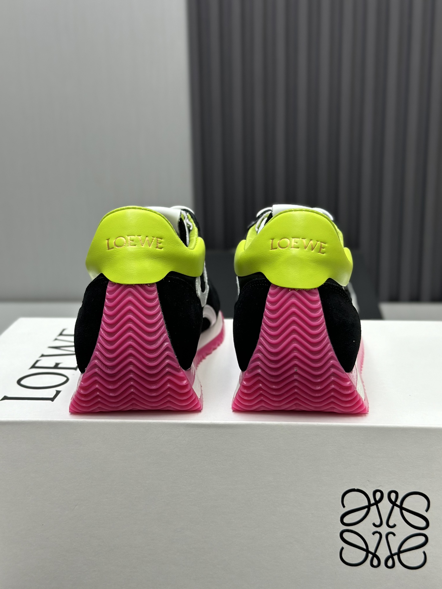 工厂直销💰280高版本👑—-—————LOEWE 罗意威早春新款内增高德训鞋！上脚超级轻便、舒适，6cm 内增高更是小个子的福音！原版1:1顶级复刻！品质欢迎看实物对比🆚！供高端代购首选🟢鞋面精选原版进口牛皮拼接客供织布，原版进口水染羊皮内里➕牛皮垫脚，按原版开模耐磨防滑大底，码数35-45🔺配置原版包