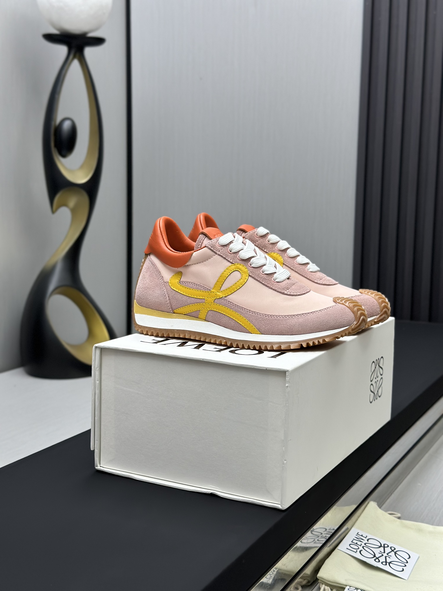 工厂直销💰280高版本👑—-—————LOEWE 罗意威早春新款内增高德训鞋！上脚超级轻便、舒适，6cm 内增高更是小个子的福音！原版1:1顶级复刻！品质欢迎看实物对比🆚！供高端代购首选🟢鞋面精选原版进口牛皮拼接客供织布，原版进口水染羊皮内里➕牛皮垫脚，按原版开模耐磨防滑大底，码数35-45🔺配置原版包