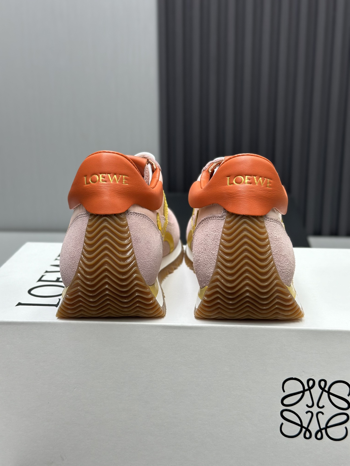 工厂直销💰280高版本👑—-—————LOEWE 罗意威早春新款内增高德训鞋！上脚超级轻便、舒适，6cm 内增高更是小个子的福音！原版1:1顶级复刻！品质欢迎看实物对比🆚！供高端代购首选🟢鞋面精选原版进口牛皮拼接客供织布，原版进口水染羊皮内里➕牛皮垫脚，按原版开模耐磨防滑大底，码数35-45🔺配置原版包