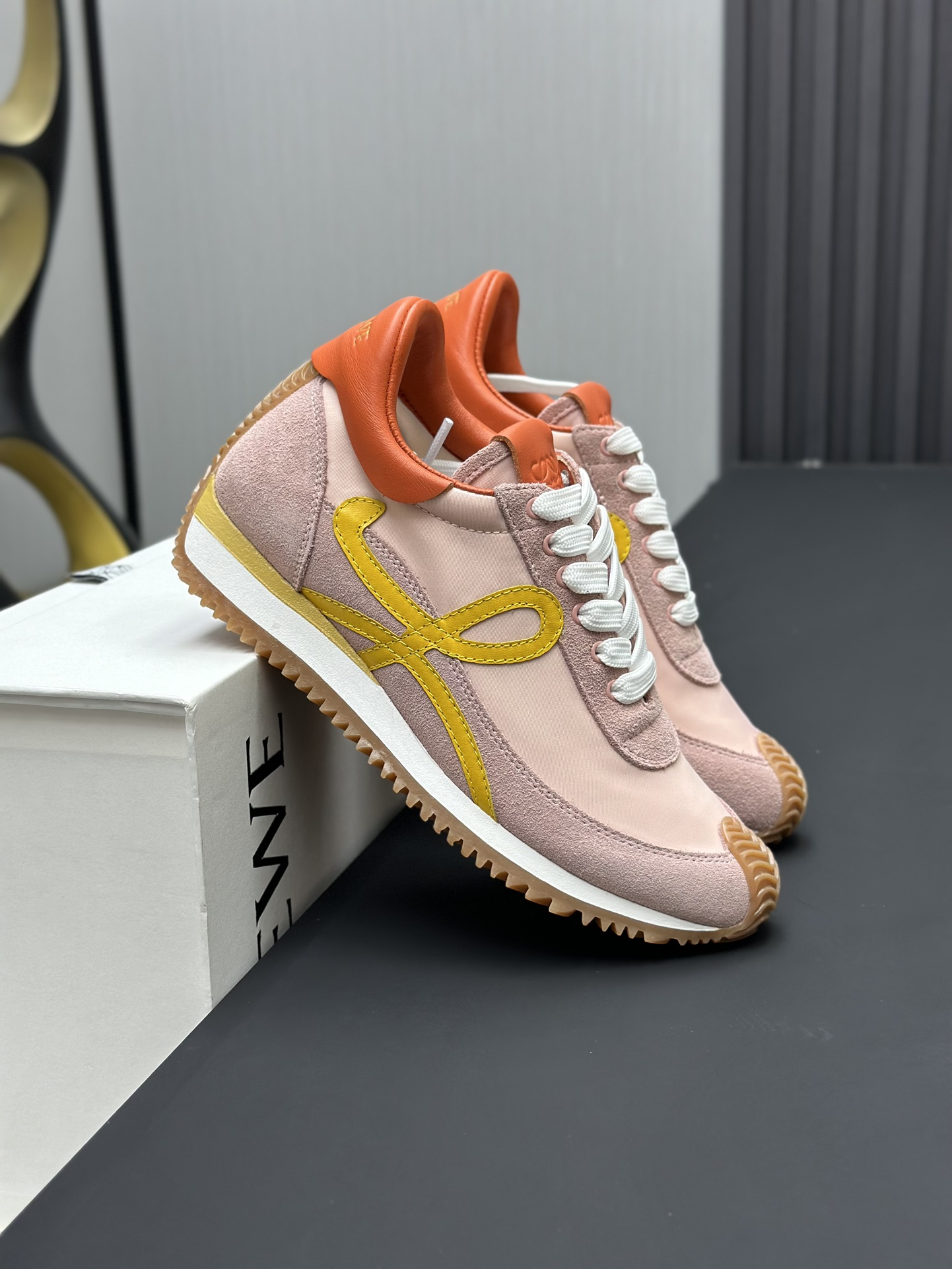 工厂直销💰280高版本👑—-—————LOEWE 罗意威早春新款内增高德训鞋！上脚超级轻便、舒适，6cm 内增高更是小个子的福音！原版1:1顶级复刻！品质欢迎看实物对比🆚！供高端代购首选🟢鞋面精选原版进口牛皮拼接客供织布，原版进口水染羊皮内里➕牛皮垫脚，按原版开模耐磨防滑大底，码数35-45🔺配置原版包