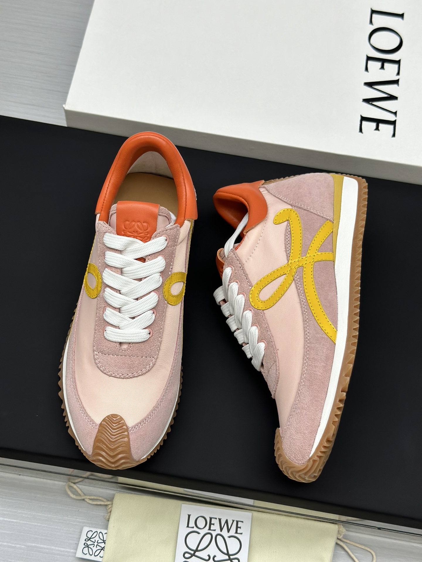 工厂直销💰280高版本👑—-—————LOEWE 罗意威早春新款内增高德训鞋！上脚超级轻便、舒适，6cm 内增高更是小个子的福音！原版1:1顶级复刻！品质欢迎看实物对比🆚！供高端代购首选🟢鞋面精选原版进口牛皮拼接客供织布，原版进口水染羊皮内里➕牛皮垫脚，按原版开模耐磨防滑大底，码数35-45🔺配置原版包