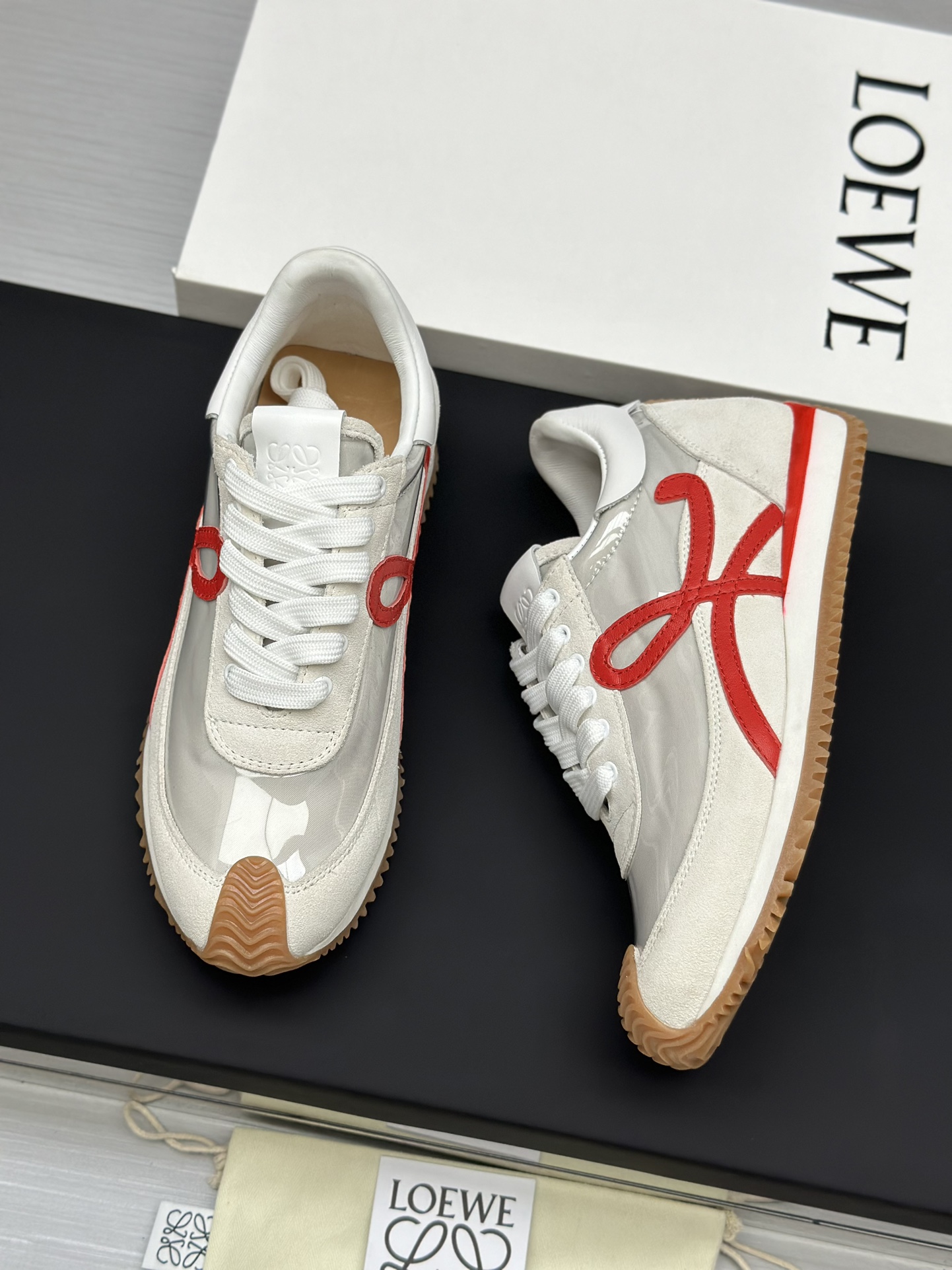 工厂直销💰280高版本👑—-—————LOEWE 罗意威早春新款内增高德训鞋！上脚超级轻便、舒适，6cm 内增高更是小个子的福音！原版1:1顶级复刻！品质欢迎看实物对比🆚！供高端代购首选🟢鞋面精选原版进口牛皮拼接客供织布，原版进口水染羊皮内里➕牛皮垫脚，按原版开模耐磨防滑大底，码数35-45🔺配置原版包