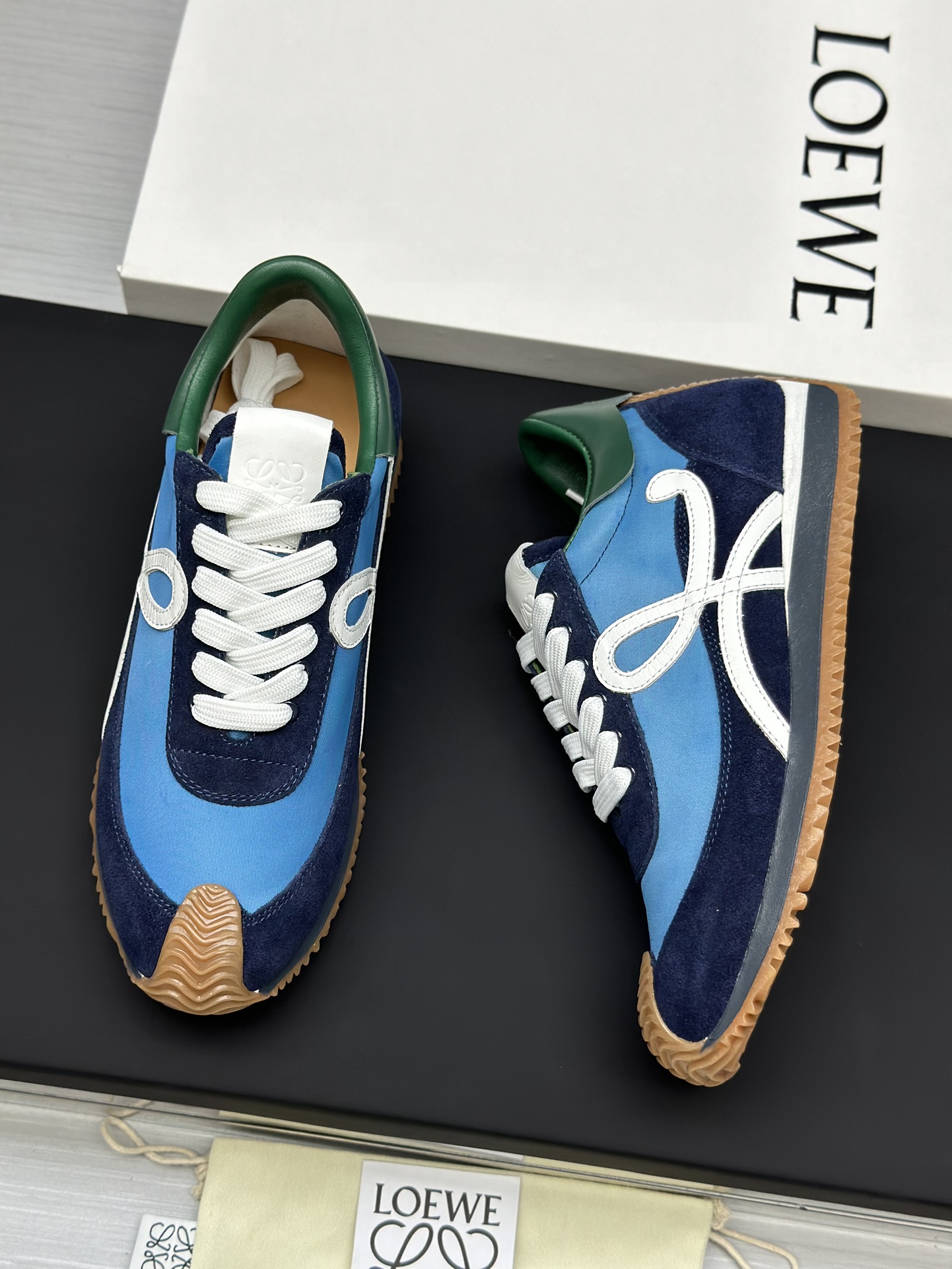 工厂直销💰280高版本👑—-—————LOEWE 罗意威早春新款内增高德训鞋！上脚超级轻便、舒适，6cm 内增高更是小个子的福音！原版1:1顶级复刻！品质欢迎看实物对比🆚！供高端代购首选🟢鞋面精选原版进口牛皮拼接客供织布，原版进口水染羊皮内里➕牛皮垫脚，按原版开模耐磨防滑大底，码数35-45🔺配置原版包