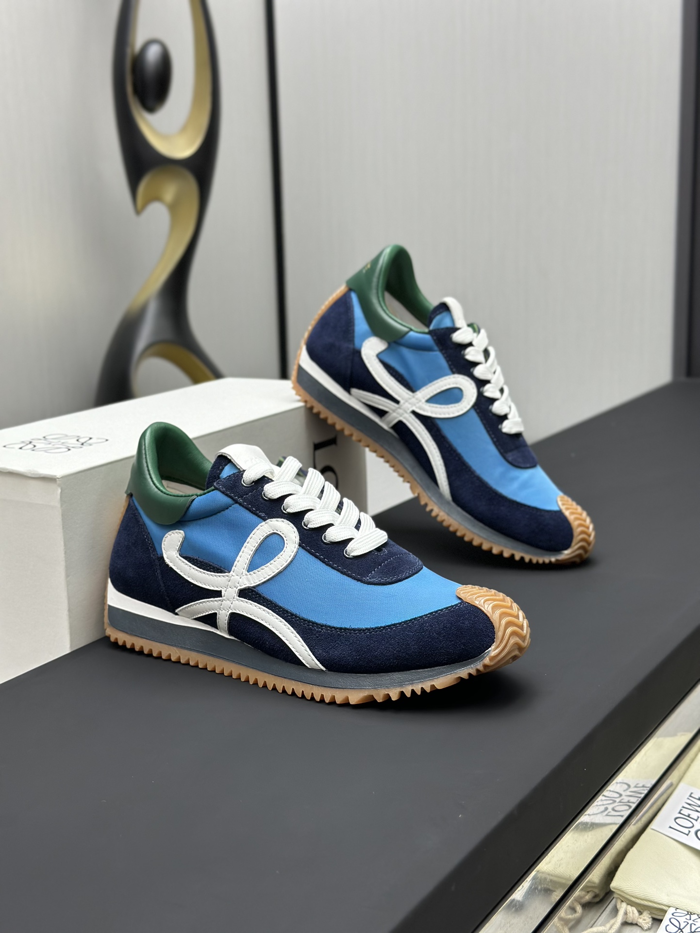 工厂直销💰280高版本👑—-—————LOEWE 罗意威早春新款内增高德训鞋！上脚超级轻便、舒适，6cm 内增高更是小个子的福音！原版1:1顶级复刻！品质欢迎看实物对比🆚！供高端代购首选🟢鞋面精选原版进口牛皮拼接客供织布，原版进口水染羊皮内里➕牛皮垫脚，按原版开模耐磨防滑大底，码数35-45🔺配置原版包