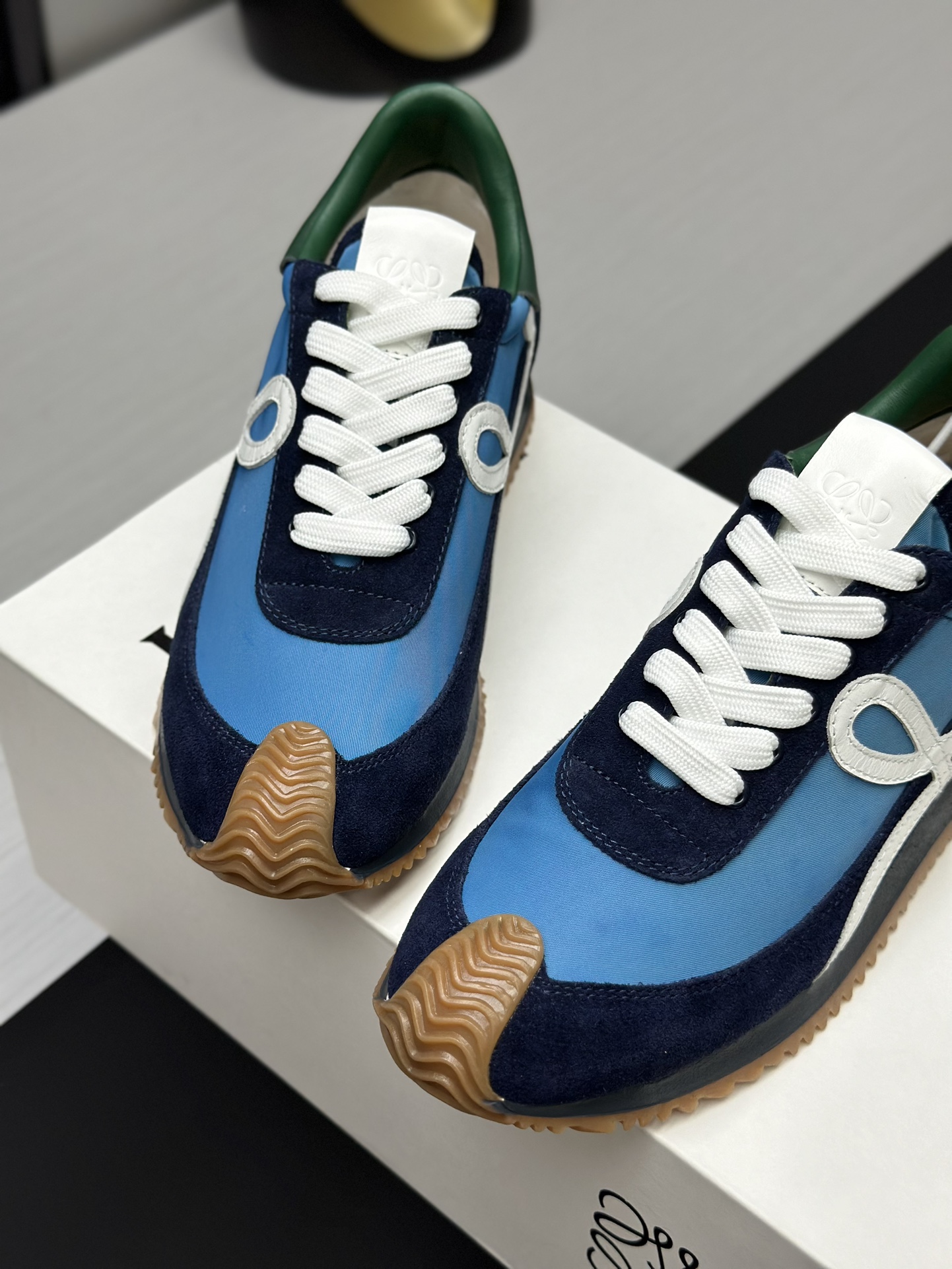 工厂直销💰280高版本👑—-—————LOEWE 罗意威早春新款内增高德训鞋！上脚超级轻便、舒适，6cm 内增高更是小个子的福音！原版1:1顶级复刻！品质欢迎看实物对比🆚！供高端代购首选🟢鞋面精选原版进口牛皮拼接客供织布，原版进口水染羊皮内里➕牛皮垫脚，按原版开模耐磨防滑大底，码数35-45🔺配置原版包