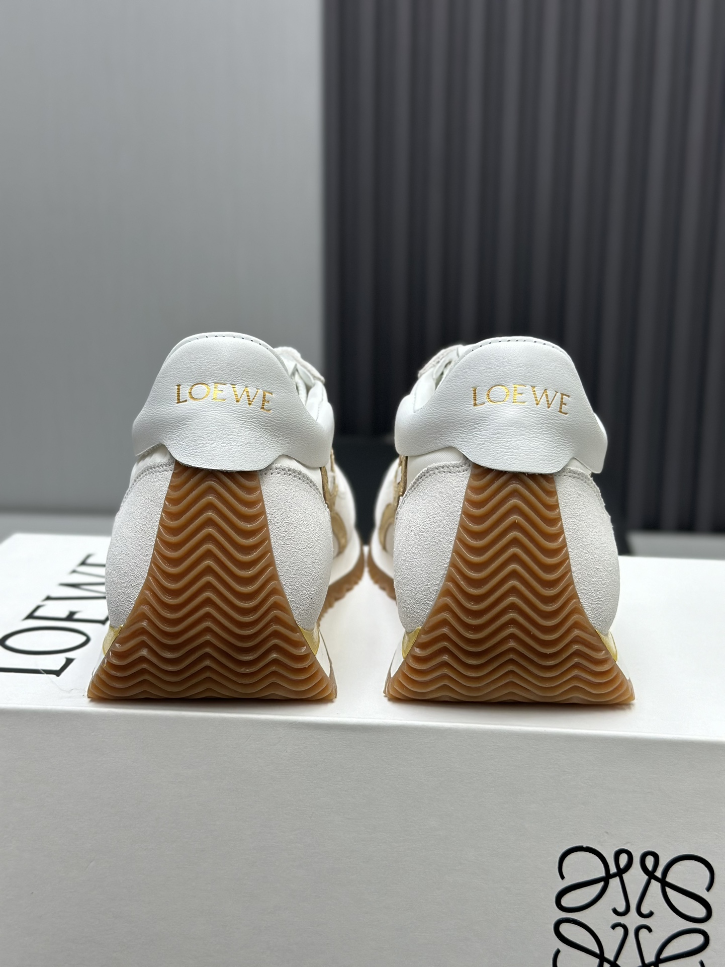 工厂直销💰280高版本👑—-—————LOEWE 罗意威早春新款内增高德训鞋！上脚超级轻便、舒适，6cm 内增高更是小个子的福音！原版1:1顶级复刻！品质欢迎看实物对比🆚！供高端代购首选🟢鞋面精选原版进口牛皮拼接客供织布，原版进口水染羊皮内里➕牛皮垫脚，按原版开模耐磨防滑大底，码数35-45🔺配置原版包