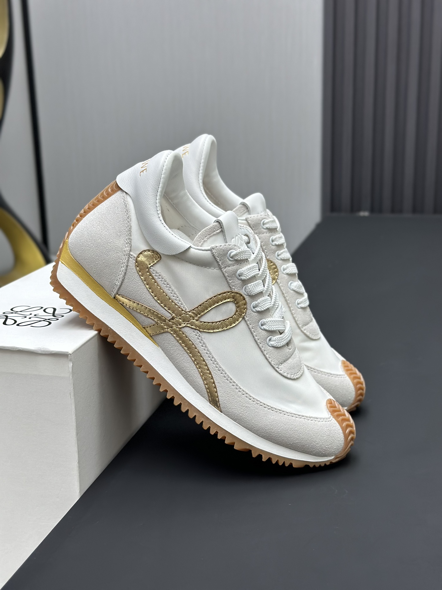 工厂直销💰280高版本👑—-—————LOEWE 罗意威早春新款内增高德训鞋！上脚超级轻便、舒适，6cm 内增高更是小个子的福音！原版1:1顶级复刻！品质欢迎看实物对比🆚！供高端代购首选🟢鞋面精选原版进口牛皮拼接客供织布，原版进口水染羊皮内里➕牛皮垫脚，按原版开模耐磨防滑大底，码数35-45🔺配置原版包