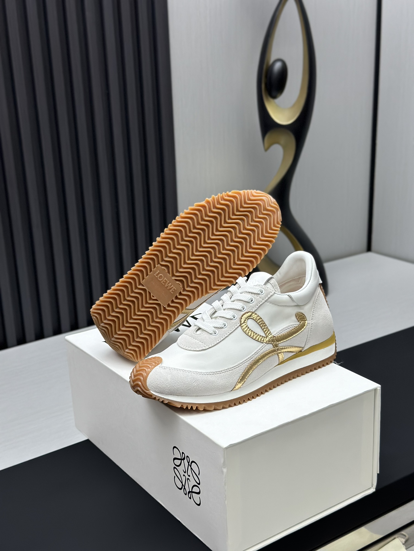 工厂直销💰280高版本👑—-—————LOEWE 罗意威早春新款内增高德训鞋！上脚超级轻便、舒适，6cm 内增高更是小个子的福音！原版1:1顶级复刻！品质欢迎看实物对比🆚！供高端代购首选🟢鞋面精选原版进口牛皮拼接客供织布，原版进口水染羊皮内里➕牛皮垫脚，按原版开模耐磨防滑大底，码数35-45🔺配置原版包