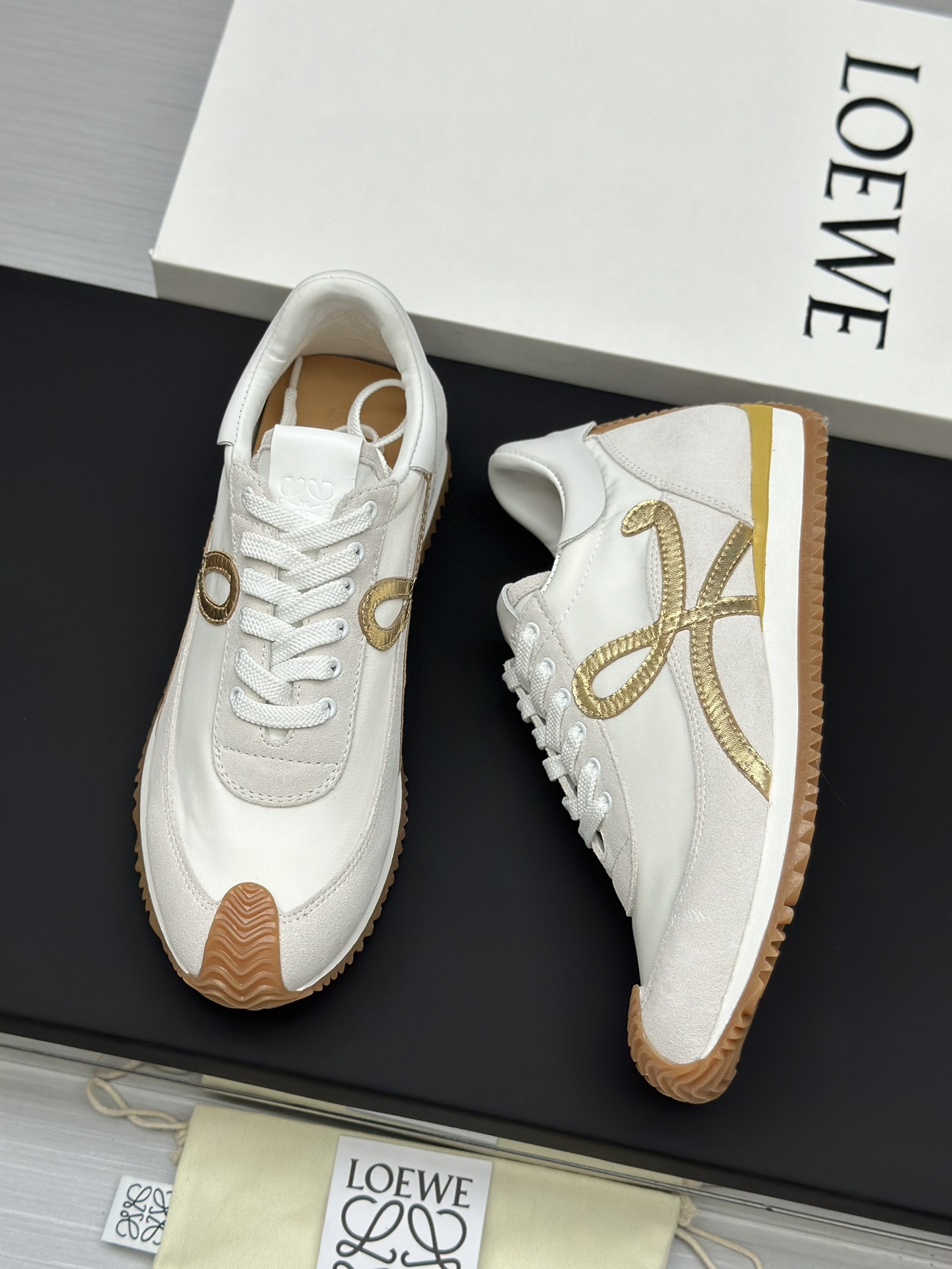 工厂直销💰280高版本👑—-—————LOEWE 罗意威早春新款内增高德训鞋！上脚超级轻便、舒适，6cm 内增高更是小个子的福音！原版1:1顶级复刻！品质欢迎看实物对比🆚！供高端代购首选🟢鞋面精选原版进口牛皮拼接客供织布，原版进口水染羊皮内里➕牛皮垫脚，按原版开模耐磨防滑大底，码数35-45🔺配置原版包