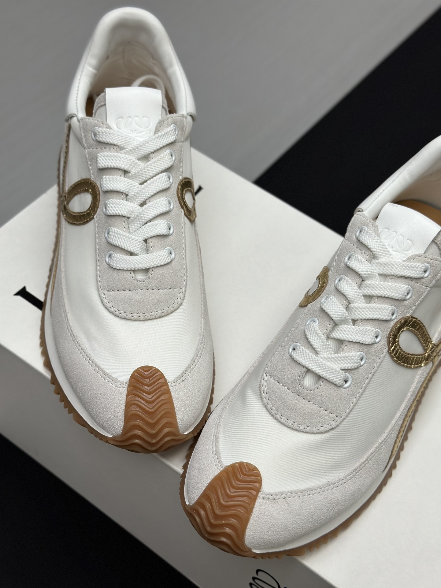 工厂直销💰280高版本👑—-—————LOEWE 罗意威早春新款内增高德训鞋！上脚超级轻便、舒适，6cm 内增高更是小个子的福音！原版1:1顶级复刻！品质欢迎看实物对比🆚！供高端代购首选🟢鞋面精选原版进口牛皮拼接客供织布，原版进口水染羊皮内里➕牛皮垫脚，按原版开模耐磨防滑大底，码数35-45🔺配置原版包