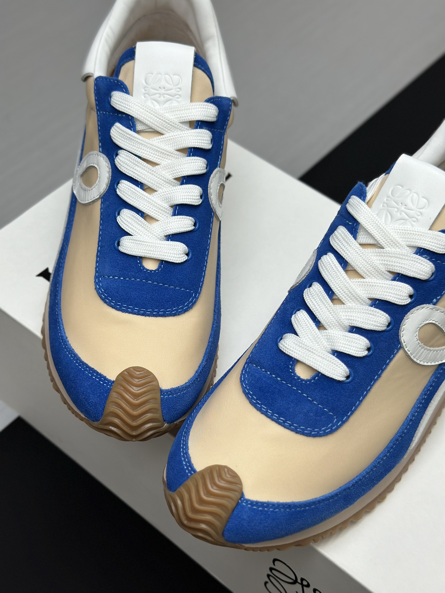 工厂直销💰280高版本👑—-—————LOEWE 罗意威早春新款内增高德训鞋！上脚超级轻便、舒适，6cm 内增高更是小个子的福音！原版1:1顶级复刻！品质欢迎看实物对比🆚！供高端代购首选🟢鞋面精选原版进口牛皮拼接客供织布，原版进口水染羊皮内里➕牛皮垫脚，按原版开模耐磨防滑大底，码数35-45🔺配置原版包