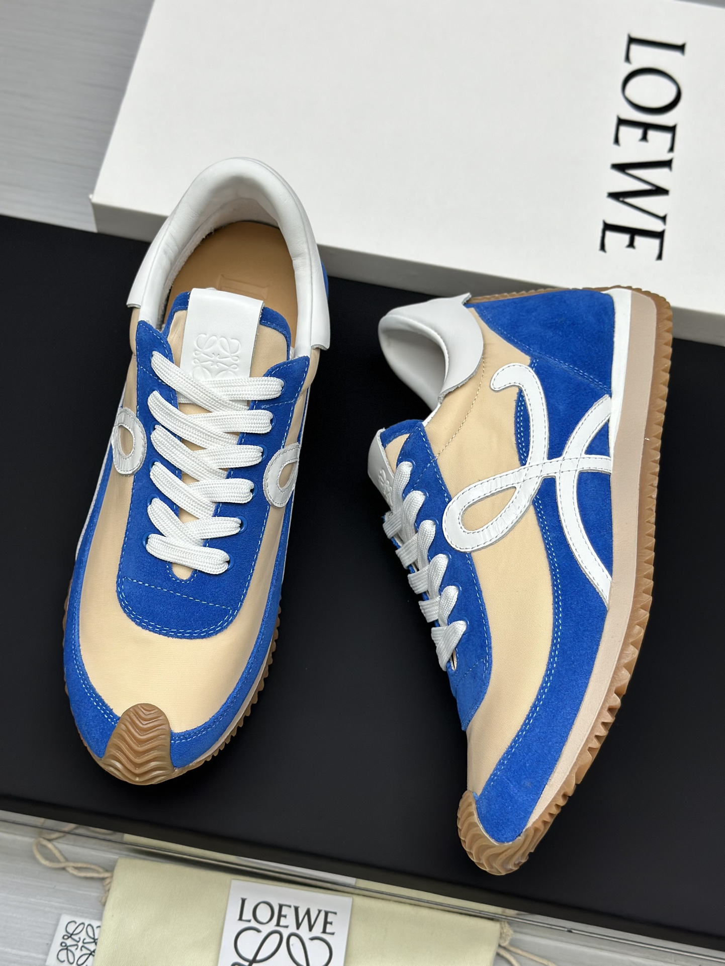工厂直销💰280高版本👑—-—————LOEWE 罗意威早春新款内增高德训鞋！上脚超级轻便、舒适，6cm 内增高更是小个子的福音！原版1:1顶级复刻！品质欢迎看实物对比🆚！供高端代购首选🟢鞋面精选原版进口牛皮拼接客供织布，原版进口水染羊皮内里➕牛皮垫脚，按原版开模耐磨防滑大底，码数35-45🔺配置原版包