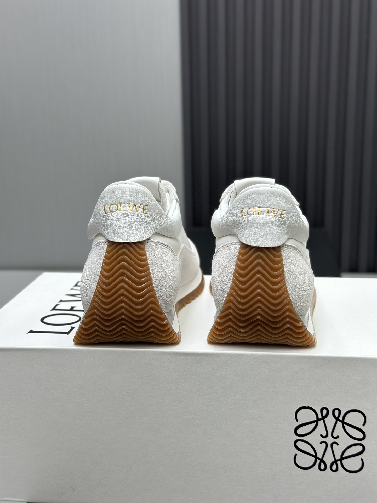 工厂直销💰280高版本👑—-—————LOEWE 罗意威早春新款内增高德训鞋！上脚超级轻便、舒适，6cm 内增高更是小个子的福音！原版1:1顶级复刻！品质欢迎看实物对比🆚！供高端代购首选🟢鞋面精选原版进口牛皮拼接客供织布，原版进口水染羊皮内里➕牛皮垫脚，按原版开模耐磨防滑大底，码数35-45🔺配置原版包