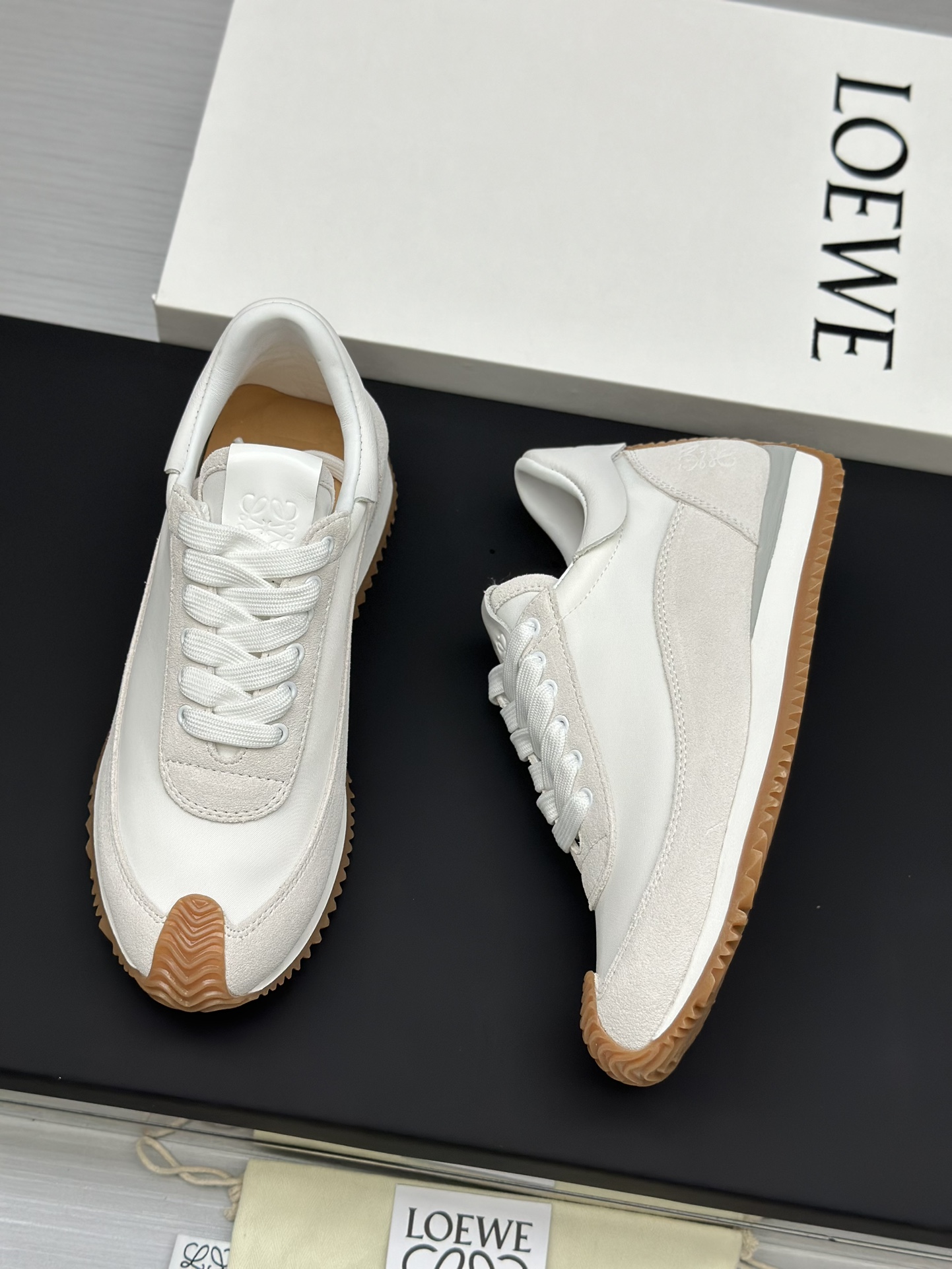 工厂直销💰280高版本👑—-—————LOEWE 罗意威早春新款内增高德训鞋！上脚超级轻便、舒适，6cm 内增高更是小个子的福音！原版1:1顶级复刻！品质欢迎看实物对比🆚！供高端代购首选🟢鞋面精选原版进口牛皮拼接客供织布，原版进口水染羊皮内里➕牛皮垫脚，按原版开模耐磨防滑大底，码数35-45🔺配置原版包