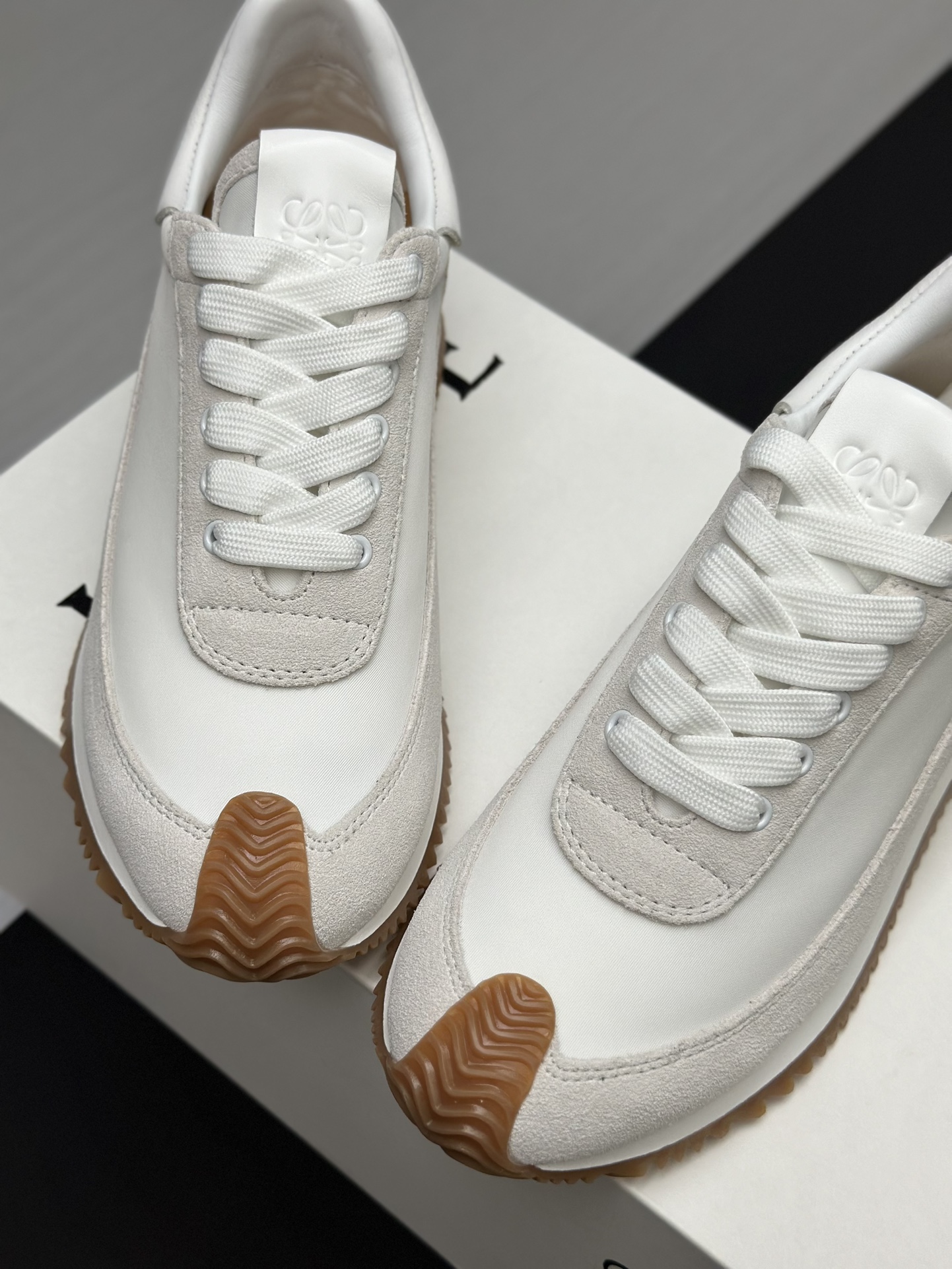 工厂直销💰280高版本👑—-—————LOEWE 罗意威早春新款内增高德训鞋！上脚超级轻便、舒适，6cm 内增高更是小个子的福音！原版1:1顶级复刻！品质欢迎看实物对比🆚！供高端代购首选🟢鞋面精选原版进口牛皮拼接客供织布，原版进口水染羊皮内里➕牛皮垫脚，按原版开模耐磨防滑大底，码数35-45🔺配置原版包