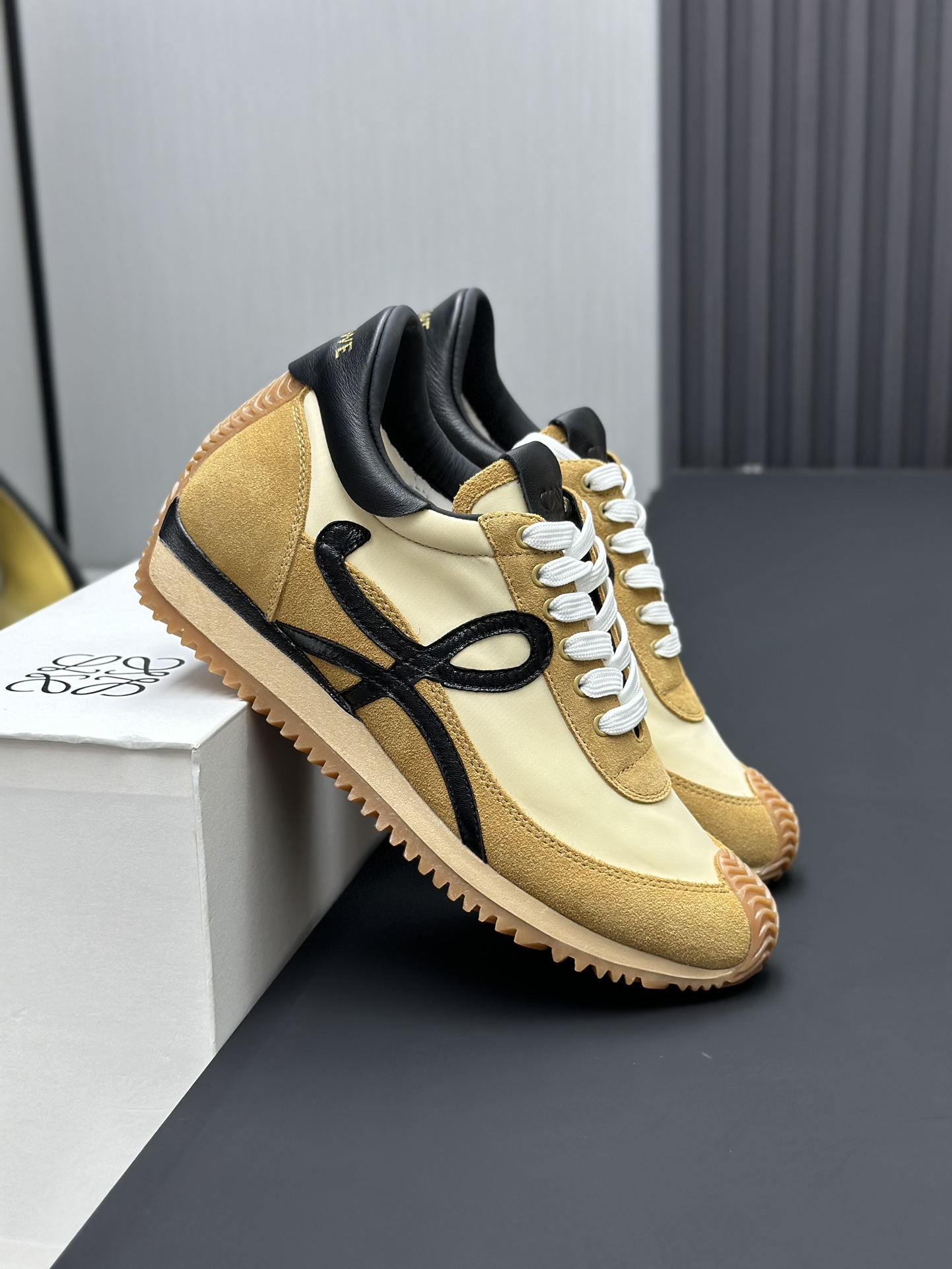 工厂直销💰280高版本👑—-—————LOEWE 罗意威早春新款内增高德训鞋！上脚超级轻便、舒适，6cm 内增高更是小个子的福音！原版1:1顶级复刻！品质欢迎看实物对比🆚！供高端代购首选🟢鞋面精选原版进口牛皮拼接客供织布，原版进口水染羊皮内里➕牛皮垫脚，按原版开模耐磨防滑大底，码数35-45🔺配置原版包