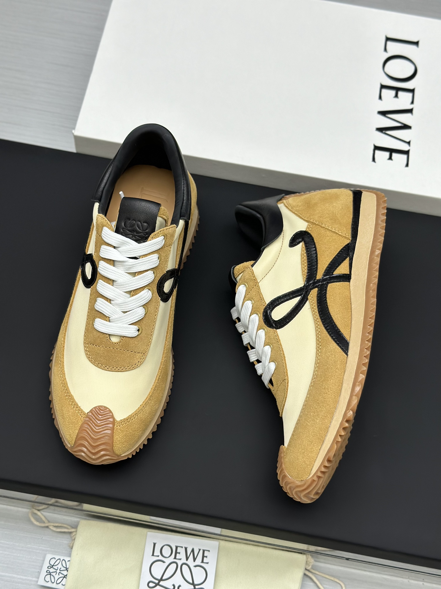 工厂直销💰280高版本👑—-—————LOEWE 罗意威早春新款内增高德训鞋！上脚超级轻便、舒适，6cm 内增高更是小个子的福音！原版1:1顶级复刻！品质欢迎看实物对比🆚！供高端代购首选🟢鞋面精选原版进口牛皮拼接客供织布，原版进口水染羊皮内里➕牛皮垫脚，按原版开模耐磨防滑大底，码数35-45🔺配置原版包