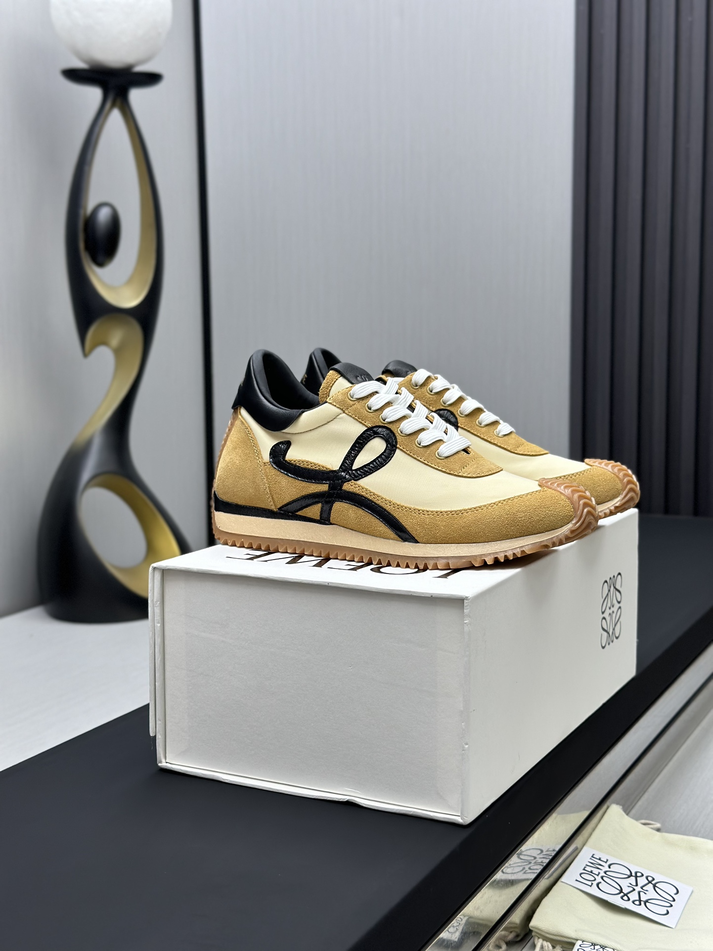 工厂直销💰280高版本👑—-—————LOEWE 罗意威早春新款内增高德训鞋！上脚超级轻便、舒适，6cm 内增高更是小个子的福音！原版1:1顶级复刻！品质欢迎看实物对比🆚！供高端代购首选🟢鞋面精选原版进口牛皮拼接客供织布，原版进口水染羊皮内里➕牛皮垫脚，按原版开模耐磨防滑大底，码数35-45🔺配置原版包