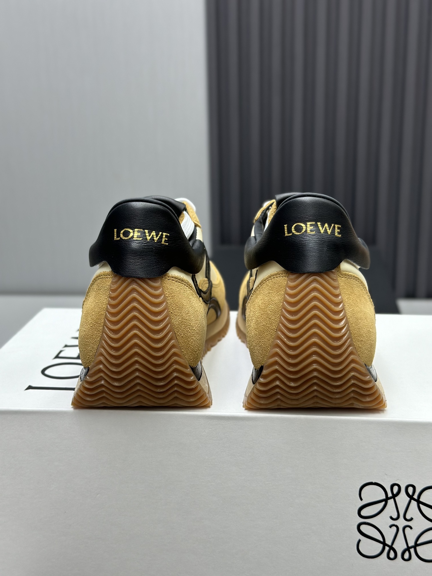 工厂直销💰280高版本👑—-—————LOEWE 罗意威早春新款内增高德训鞋！上脚超级轻便、舒适，6cm 内增高更是小个子的福音！原版1:1顶级复刻！品质欢迎看实物对比🆚！供高端代购首选🟢鞋面精选原版进口牛皮拼接客供织布，原版进口水染羊皮内里➕牛皮垫脚，按原版开模耐磨防滑大底，码数35-45🔺配置原版包