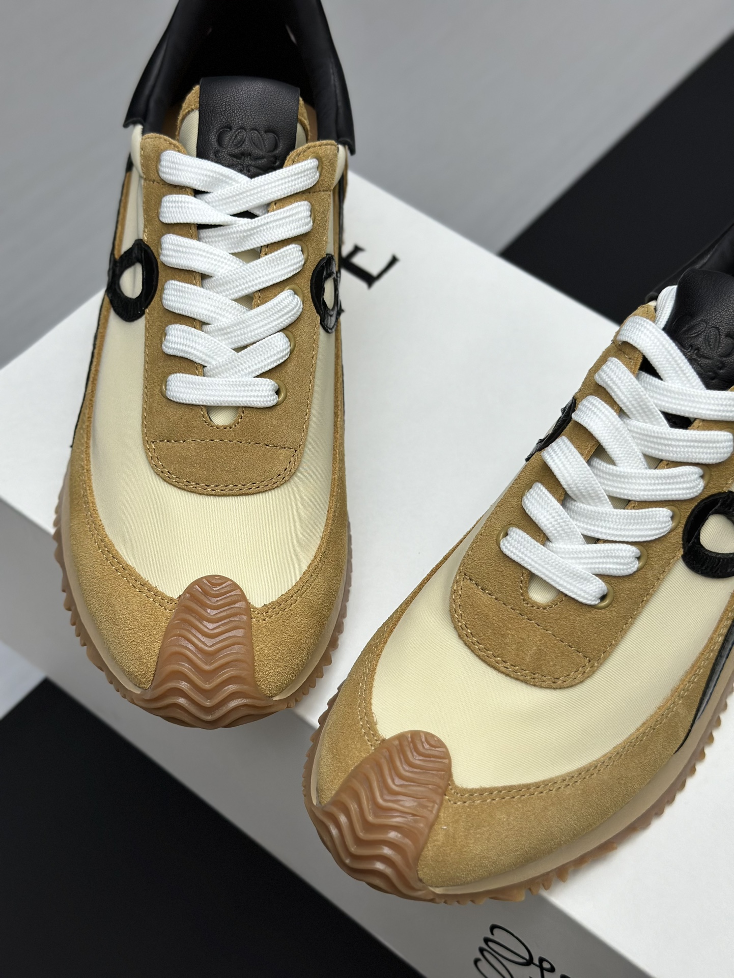 工厂直销💰280高版本👑—-—————LOEWE 罗意威早春新款内增高德训鞋！上脚超级轻便、舒适，6cm 内增高更是小个子的福音！原版1:1顶级复刻！品质欢迎看实物对比🆚！供高端代购首选🟢鞋面精选原版进口牛皮拼接客供织布，原版进口水染羊皮内里➕牛皮垫脚，按原版开模耐磨防滑大底，码数35-45🔺配置原版包