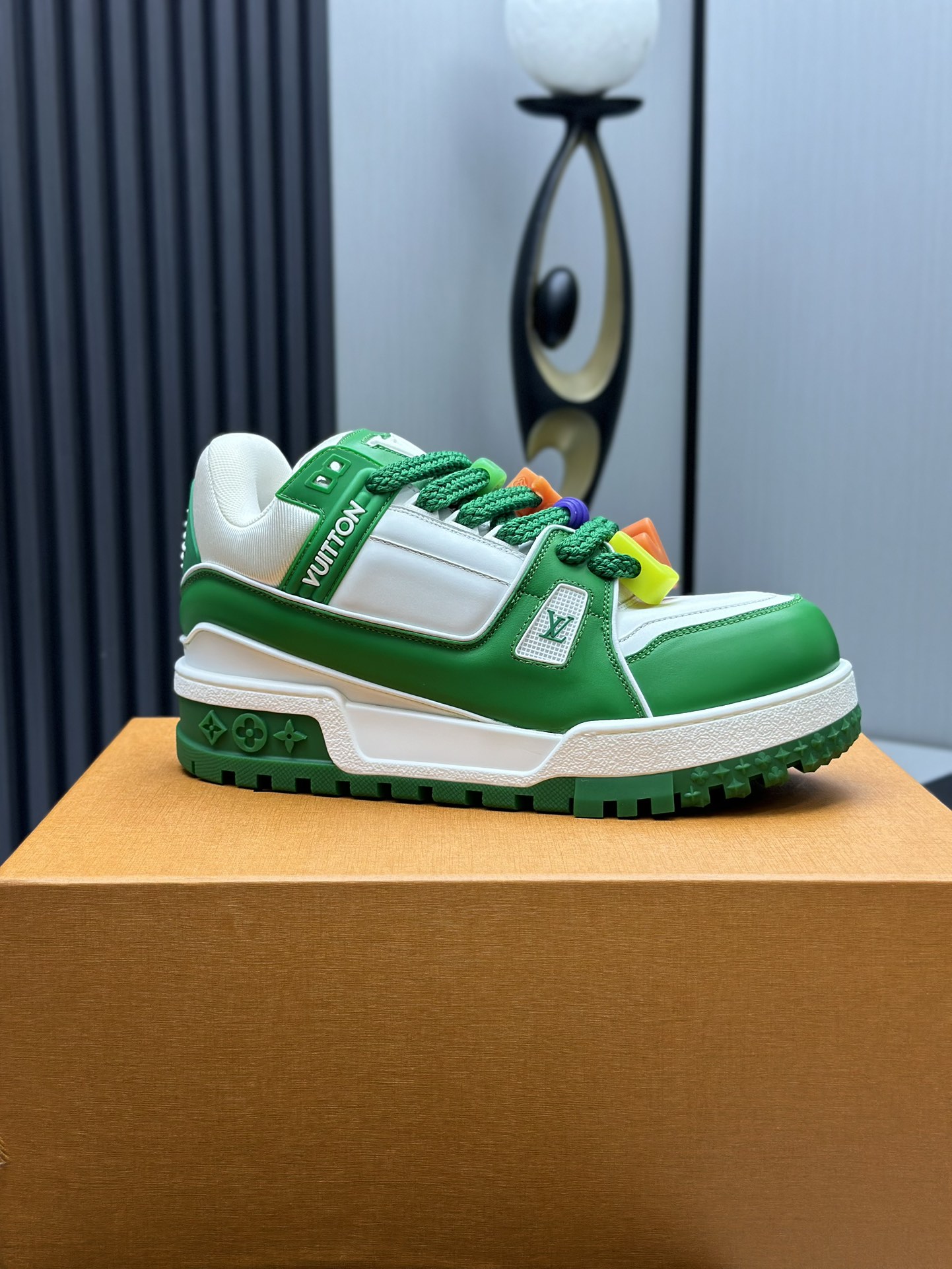 工厂价&yen;380💰顶级版本 （胖丁）LV-路易威登-经典走秀新款
空胶工艺&middot;原版1：1开发复刻！！上脚非常舒适 奢侈用料，做工精细，中底印有欧洲制造英文字母
鞋面由意大利进口小牛皮拼接，侧边饰有品牌LOGO标志及签名，最新乳胶垫脚➕网布内里，脚感超舒适。原厂特供原版双色TPU组合大底。套包工艺 固特异缝合锁边
面料:独家定制头层牛皮
配件:独家私模Vuitton 标识，
内里:定制丝滑网里-头层丝绸牛皮内里
大底:TPU组合大底耐磨防滑防黄
垫脚:新款乳胶垫-网纱吸汗 
专柜工艺:全电脑针车拉线 鞋头 后套 冷热定型 全套拉帮套楦中低logo花纹
专柜包装 -鞋带 证书 卡片 说明书 合格证 防尘袋 全网最齐包装
女款35-40男款38-46（38/46订做不退换！
