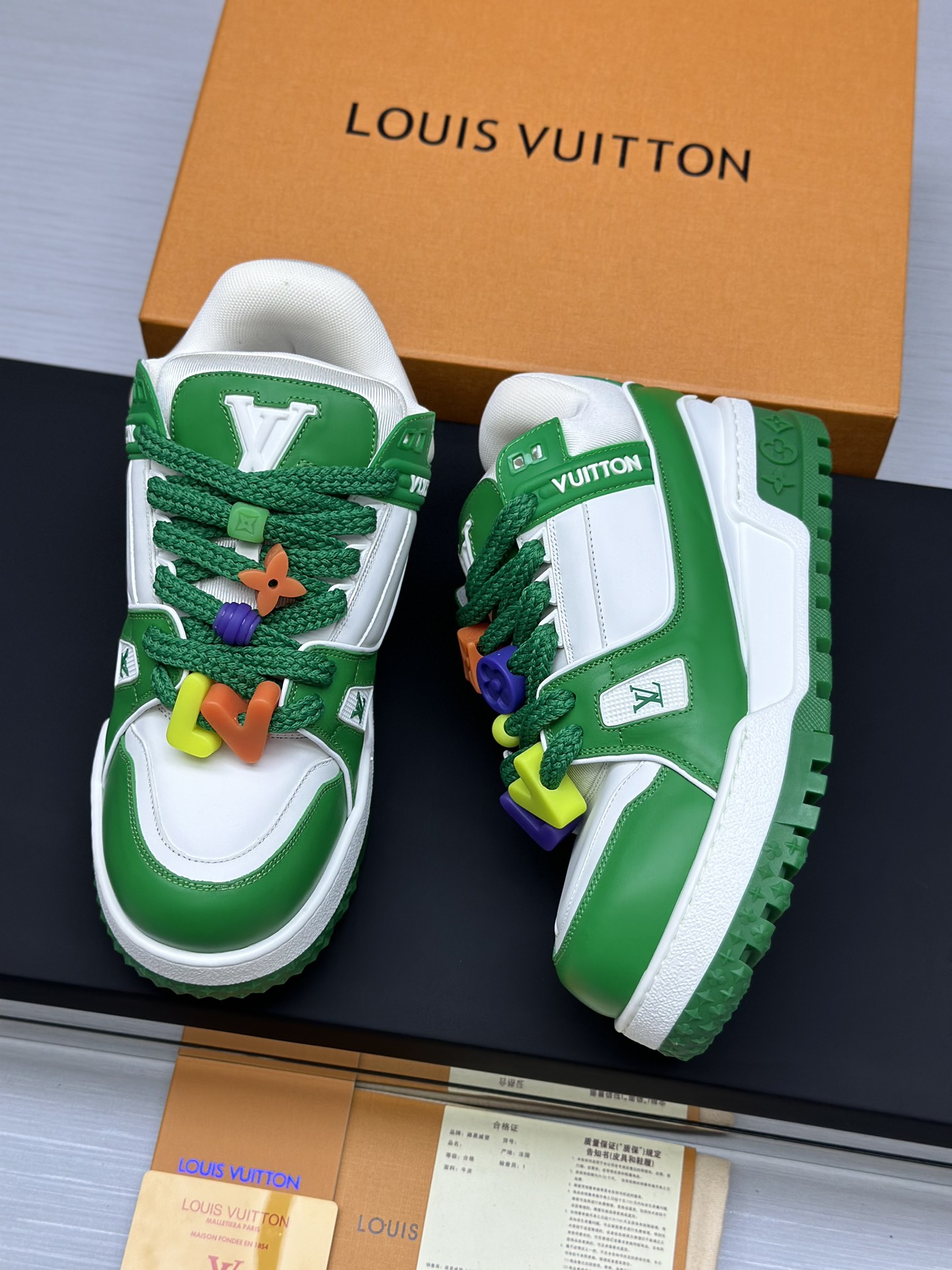 工厂价&yen;380💰顶级版本 （胖丁）LV-路易威登-经典走秀新款
空胶工艺&middot;原版1：1开发复刻！！上脚非常舒适 奢侈用料，做工精细，中底印有欧洲制造英文字母
鞋面由意大利进口小牛皮拼接，侧边饰有品牌LOGO标志及签名，最新乳胶垫脚➕网布内里，脚感超舒适。原厂特供原版双色TPU组合大底。套包工艺 固特异缝合锁边
面料:独家定制头层牛皮
配件:独家私模Vuitton 标识，
内里:定制丝滑网里-头层丝绸牛皮内里
大底:TPU组合大底耐磨防滑防黄
垫脚:新款乳胶垫-网纱吸汗 
专柜工艺:全电脑针车拉线 鞋头 后套 冷热定型 全套拉帮套楦中低logo花纹
专柜包装 -鞋带 证书 卡片 说明书 合格证 防尘袋 全网最齐包装
女款35-40男款38-46（38/46订做不退换！
