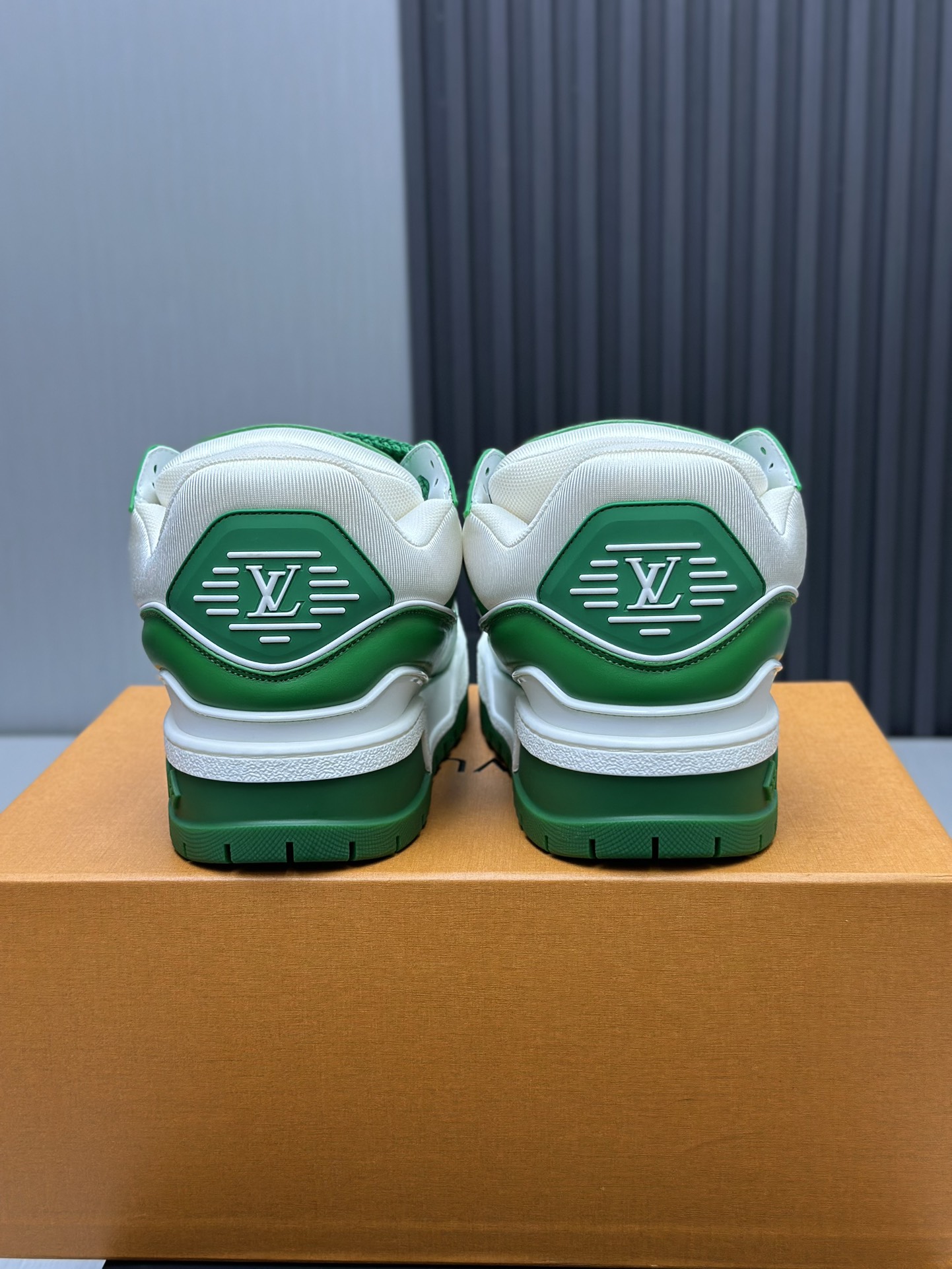 工厂价&yen;380💰顶级版本 （胖丁）LV-路易威登-经典走秀新款
空胶工艺&middot;原版1：1开发复刻！！上脚非常舒适 奢侈用料，做工精细，中底印有欧洲制造英文字母
鞋面由意大利进口小牛皮拼接，侧边饰有品牌LOGO标志及签名，最新乳胶垫脚➕网布内里，脚感超舒适。原厂特供原版双色TPU组合大底。套包工艺 固特异缝合锁边
面料:独家定制头层牛皮
配件:独家私模Vuitton 标识，
内里:定制丝滑网里-头层丝绸牛皮内里
大底:TPU组合大底耐磨防滑防黄
垫脚:新款乳胶垫-网纱吸汗 
专柜工艺:全电脑针车拉线 鞋头 后套 冷热定型 全套拉帮套楦中低logo花纹
专柜包装 -鞋带 证书 卡片 说明书 合格证 防尘袋 全网最齐包装
女款35-40男款38-46（38/46订做不退换！
