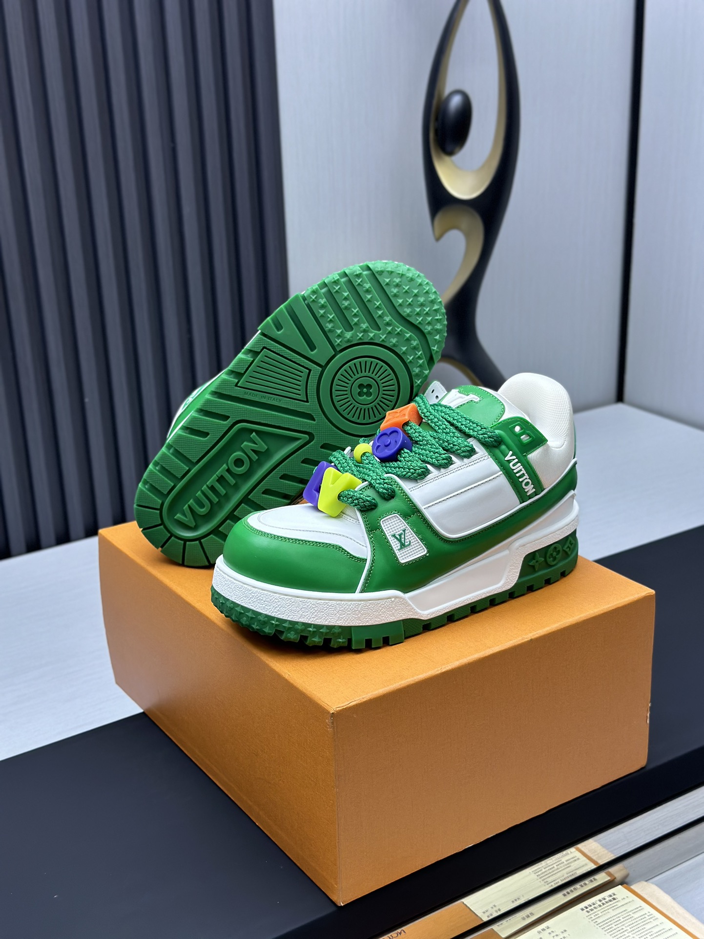 工厂价&yen;380💰顶级版本 （胖丁）LV-路易威登-经典走秀新款
空胶工艺&middot;原版1：1开发复刻！！上脚非常舒适 奢侈用料，做工精细，中底印有欧洲制造英文字母
鞋面由意大利进口小牛皮拼接，侧边饰有品牌LOGO标志及签名，最新乳胶垫脚➕网布内里，脚感超舒适。原厂特供原版双色TPU组合大底。套包工艺 固特异缝合锁边
面料:独家定制头层牛皮
配件:独家私模Vuitton 标识，
内里:定制丝滑网里-头层丝绸牛皮内里
大底:TPU组合大底耐磨防滑防黄
垫脚:新款乳胶垫-网纱吸汗 
专柜工艺:全电脑针车拉线 鞋头 后套 冷热定型 全套拉帮套楦中低logo花纹
专柜包装 -鞋带 证书 卡片 说明书 合格证 防尘袋 全网最齐包装
女款35-40男款38-46（38/46订做不退换！

