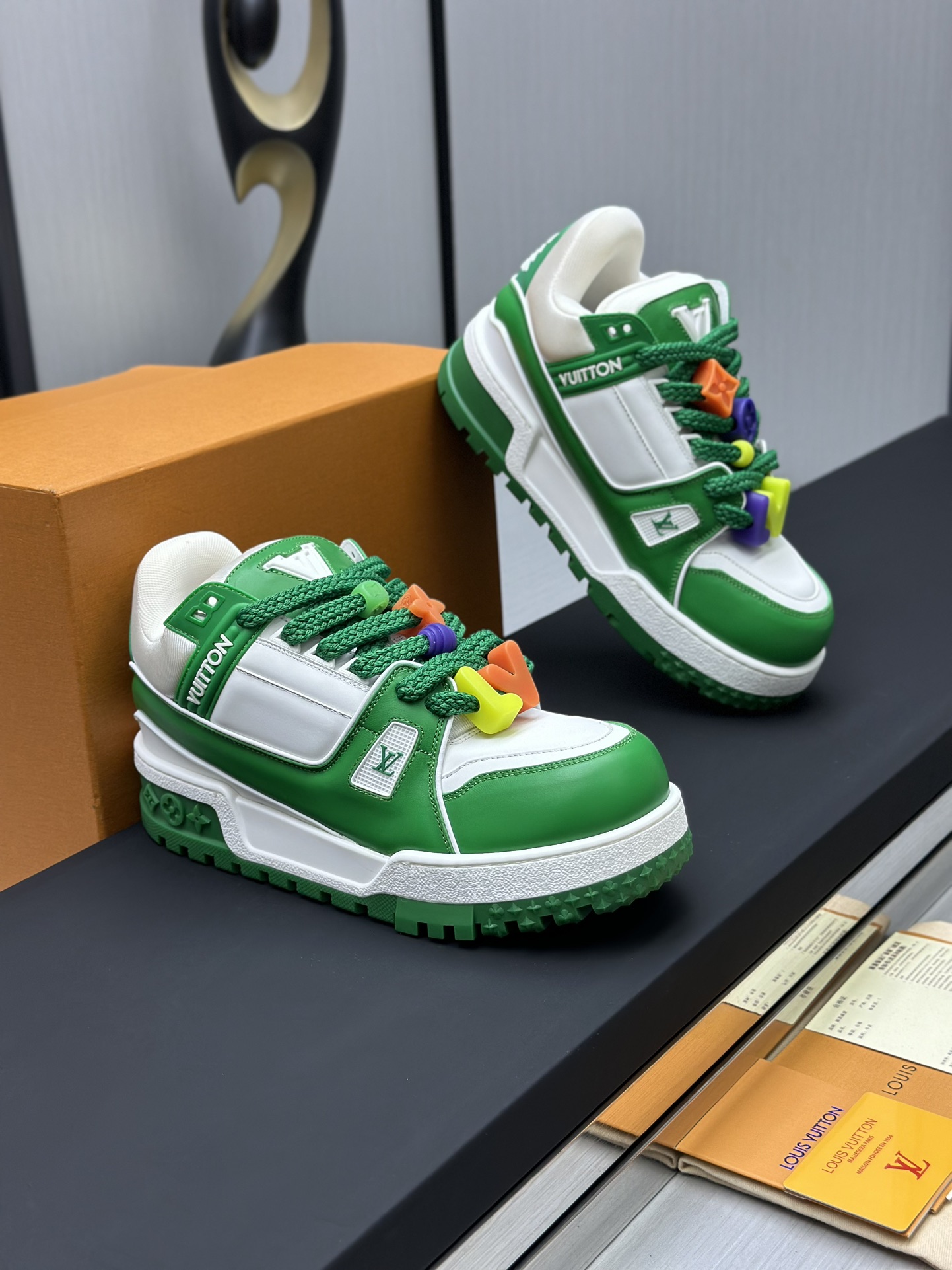 工厂价&yen;380💰顶级版本 （胖丁）LV-路易威登-经典走秀新款
空胶工艺&middot;原版1：1开发复刻！！上脚非常舒适 奢侈用料，做工精细，中底印有欧洲制造英文字母
鞋面由意大利进口小牛皮拼接，侧边饰有品牌LOGO标志及签名，最新乳胶垫脚➕网布内里，脚感超舒适。原厂特供原版双色TPU组合大底。套包工艺 固特异缝合锁边
面料:独家定制头层牛皮
配件:独家私模Vuitton 标识，
内里:定制丝滑网里-头层丝绸牛皮内里
大底:TPU组合大底耐磨防滑防黄
垫脚:新款乳胶垫-网纱吸汗 
专柜工艺:全电脑针车拉线 鞋头 后套 冷热定型 全套拉帮套楦中低logo花纹
专柜包装 -鞋带 证书 卡片 说明书 合格证 防尘袋 全网最齐包装
女款35-40男款38-46（38/46订做不退换！
