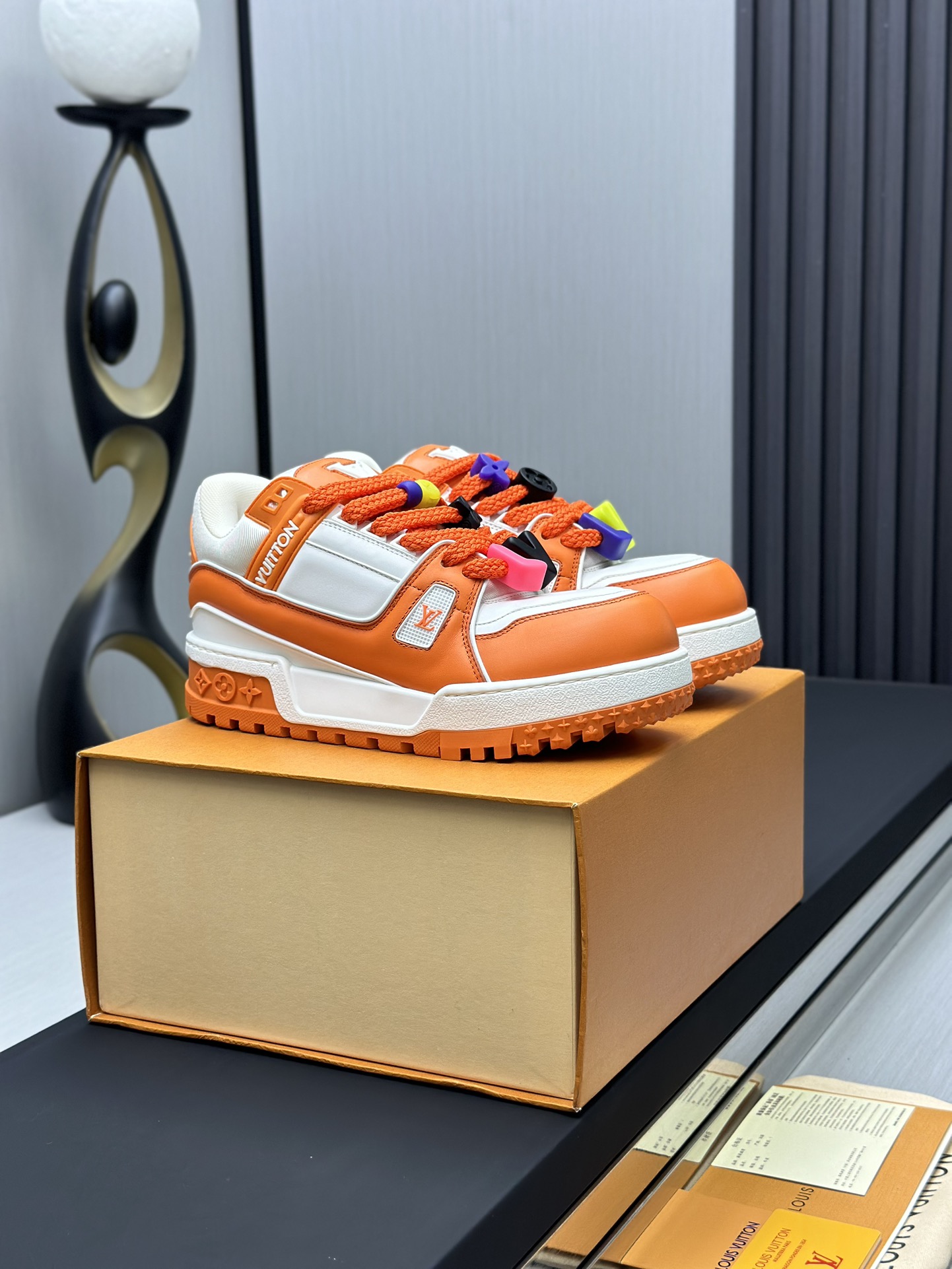 工厂价&yen;380💰顶级版本 （胖丁）LV-路易威登-经典走秀新款
空胶工艺&middot;原版1：1开发复刻！！上脚非常舒适 奢侈用料，做工精细，中底印有欧洲制造英文字母
鞋面由意大利进口小牛皮拼接，侧边饰有品牌LOGO标志及签名，最新乳胶垫脚➕网布内里，脚感超舒适。原厂特供原版双色TPU组合大底。套包工艺 固特异缝合锁边
面料:独家定制头层牛皮
配件:独家私模Vuitton 标识，
内里:定制丝滑网里-头层丝绸牛皮内里
大底:TPU组合大底耐磨防滑防黄
垫脚:新款乳胶垫-网纱吸汗 
专柜工艺:全电脑针车拉线 鞋头 后套 冷热定型 全套拉帮套楦中低logo花纹
专柜包装 -鞋带 证书 卡片 说明书 合格证 防尘袋 全网最齐包装
女款35-40男款38-46（38/46订做不退换！
