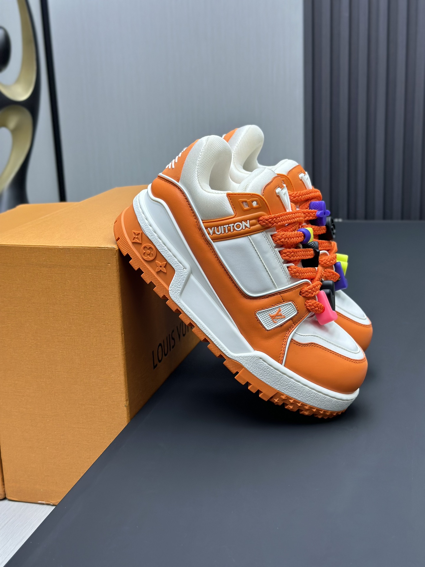 工厂价&yen;380💰顶级版本 （胖丁）LV-路易威登-经典走秀新款
空胶工艺&middot;原版1：1开发复刻！！上脚非常舒适 奢侈用料，做工精细，中底印有欧洲制造英文字母
鞋面由意大利进口小牛皮拼接，侧边饰有品牌LOGO标志及签名，最新乳胶垫脚➕网布内里，脚感超舒适。原厂特供原版双色TPU组合大底。套包工艺 固特异缝合锁边
面料:独家定制头层牛皮
配件:独家私模Vuitton 标识，
内里:定制丝滑网里-头层丝绸牛皮内里
大底:TPU组合大底耐磨防滑防黄
垫脚:新款乳胶垫-网纱吸汗 
专柜工艺:全电脑针车拉线 鞋头 后套 冷热定型 全套拉帮套楦中低logo花纹
专柜包装 -鞋带 证书 卡片 说明书 合格证 防尘袋 全网最齐包装
女款35-40男款38-46（38/46订做不退换！
