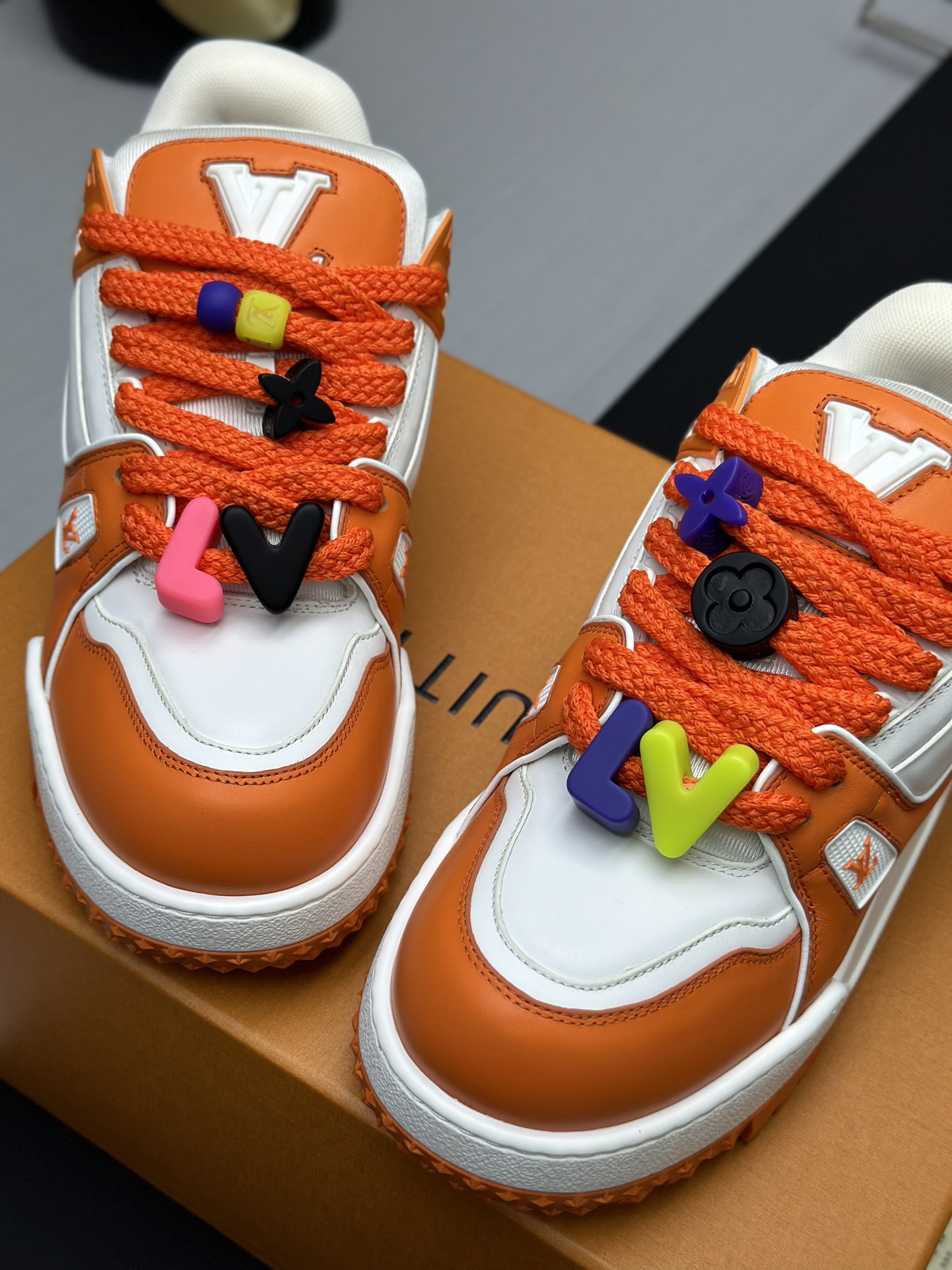 工厂价&yen;380💰顶级版本 （胖丁）LV-路易威登-经典走秀新款
空胶工艺&middot;原版1：1开发复刻！！上脚非常舒适 奢侈用料，做工精细，中底印有欧洲制造英文字母
鞋面由意大利进口小牛皮拼接，侧边饰有品牌LOGO标志及签名，最新乳胶垫脚➕网布内里，脚感超舒适。原厂特供原版双色TPU组合大底。套包工艺 固特异缝合锁边
面料:独家定制头层牛皮
配件:独家私模Vuitton 标识，
内里:定制丝滑网里-头层丝绸牛皮内里
大底:TPU组合大底耐磨防滑防黄
垫脚:新款乳胶垫-网纱吸汗 
专柜工艺:全电脑针车拉线 鞋头 后套 冷热定型 全套拉帮套楦中低logo花纹
专柜包装 -鞋带 证书 卡片 说明书 合格证 防尘袋 全网最齐包装
女款35-40男款38-46（38/46订做不退换！
