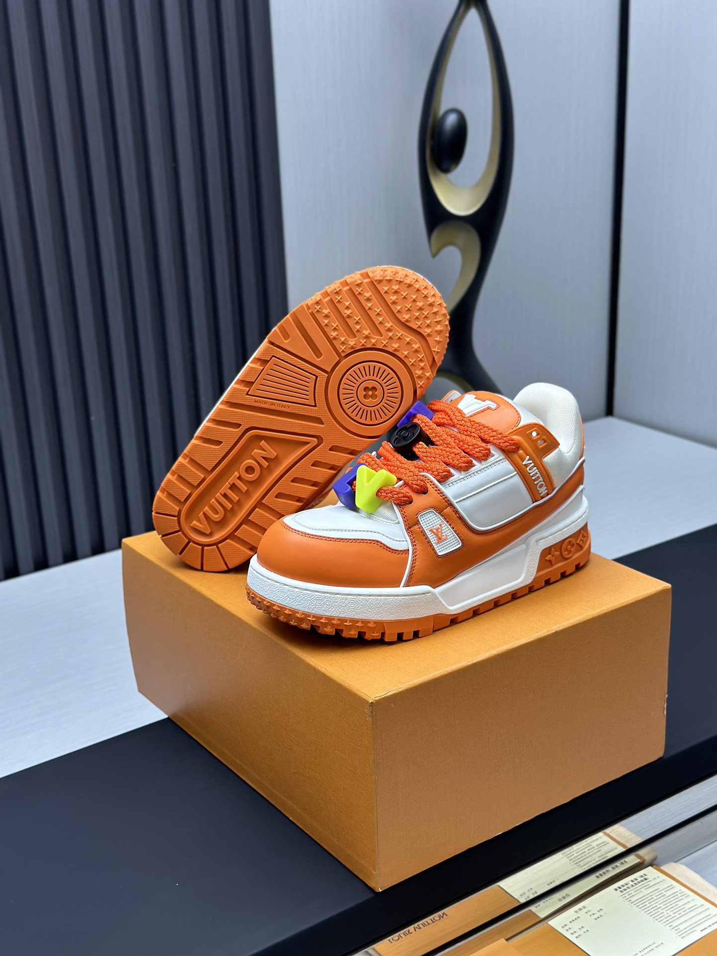 工厂价&yen;380💰顶级版本 （胖丁）LV-路易威登-经典走秀新款
空胶工艺&middot;原版1：1开发复刻！！上脚非常舒适 奢侈用料，做工精细，中底印有欧洲制造英文字母
鞋面由意大利进口小牛皮拼接，侧边饰有品牌LOGO标志及签名，最新乳胶垫脚➕网布内里，脚感超舒适。原厂特供原版双色TPU组合大底。套包工艺 固特异缝合锁边
面料:独家定制头层牛皮
配件:独家私模Vuitton 标识，
内里:定制丝滑网里-头层丝绸牛皮内里
大底:TPU组合大底耐磨防滑防黄
垫脚:新款乳胶垫-网纱吸汗 
专柜工艺:全电脑针车拉线 鞋头 后套 冷热定型 全套拉帮套楦中低logo花纹
专柜包装 -鞋带 证书 卡片 说明书 合格证 防尘袋 全网最齐包装
女款35-40男款38-46（38/46订做不退换！
