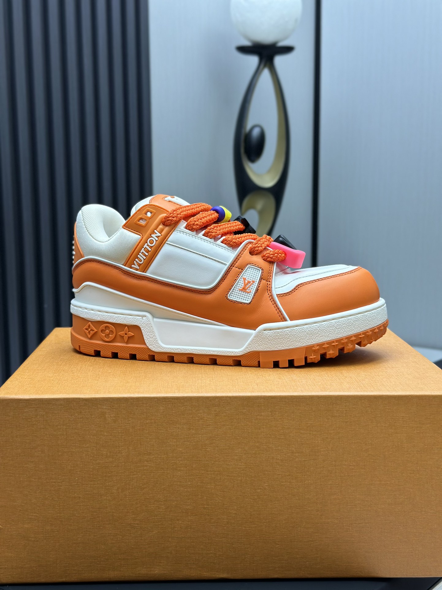 工厂价&yen;380💰顶级版本 （胖丁）LV-路易威登-经典走秀新款
空胶工艺&middot;原版1：1开发复刻！！上脚非常舒适 奢侈用料，做工精细，中底印有欧洲制造英文字母
鞋面由意大利进口小牛皮拼接，侧边饰有品牌LOGO标志及签名，最新乳胶垫脚➕网布内里，脚感超舒适。原厂特供原版双色TPU组合大底。套包工艺 固特异缝合锁边
面料:独家定制头层牛皮
配件:独家私模Vuitton 标识，
内里:定制丝滑网里-头层丝绸牛皮内里
大底:TPU组合大底耐磨防滑防黄
垫脚:新款乳胶垫-网纱吸汗 
专柜工艺:全电脑针车拉线 鞋头 后套 冷热定型 全套拉帮套楦中低logo花纹
专柜包装 -鞋带 证书 卡片 说明书 合格证 防尘袋 全网最齐包装
女款35-40男款38-46（38/46订做不退换！
