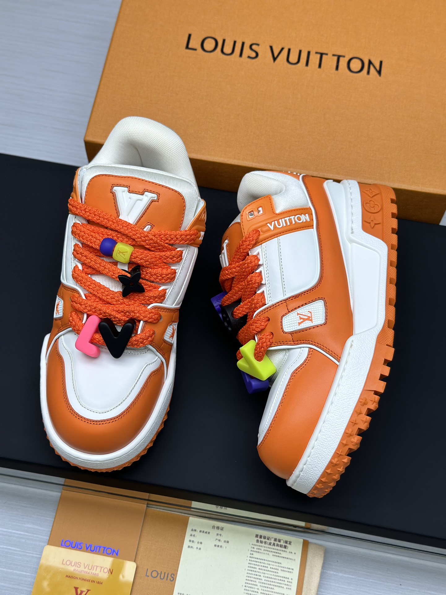 工厂价&yen;380💰顶级版本 （胖丁）LV-路易威登-经典走秀新款
空胶工艺&middot;原版1：1开发复刻！！上脚非常舒适 奢侈用料，做工精细，中底印有欧洲制造英文字母
鞋面由意大利进口小牛皮拼接，侧边饰有品牌LOGO标志及签名，最新乳胶垫脚➕网布内里，脚感超舒适。原厂特供原版双色TPU组合大底。套包工艺 固特异缝合锁边
面料:独家定制头层牛皮
配件:独家私模Vuitton 标识，
内里:定制丝滑网里-头层丝绸牛皮内里
大底:TPU组合大底耐磨防滑防黄
垫脚:新款乳胶垫-网纱吸汗 
专柜工艺:全电脑针车拉线 鞋头 后套 冷热定型 全套拉帮套楦中低logo花纹
专柜包装 -鞋带 证书 卡片 说明书 合格证 防尘袋 全网最齐包装
女款35-40男款38-46（38/46订做不退换！
