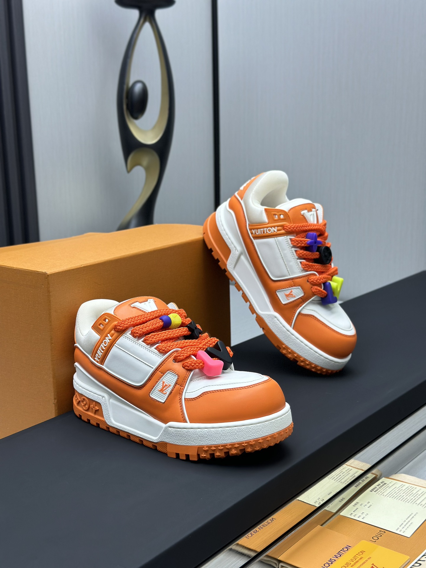 工厂价&yen;380💰顶级版本 （胖丁）LV-路易威登-经典走秀新款
空胶工艺&middot;原版1：1开发复刻！！上脚非常舒适 奢侈用料，做工精细，中底印有欧洲制造英文字母
鞋面由意大利进口小牛皮拼接，侧边饰有品牌LOGO标志及签名，最新乳胶垫脚➕网布内里，脚感超舒适。原厂特供原版双色TPU组合大底。套包工艺 固特异缝合锁边
面料:独家定制头层牛皮
配件:独家私模Vuitton 标识，
内里:定制丝滑网里-头层丝绸牛皮内里
大底:TPU组合大底耐磨防滑防黄
垫脚:新款乳胶垫-网纱吸汗 
专柜工艺:全电脑针车拉线 鞋头 后套 冷热定型 全套拉帮套楦中低logo花纹
专柜包装 -鞋带 证书 卡片 说明书 合格证 防尘袋 全网最齐包装
女款35-40男款38-46（38/46订做不退换！
