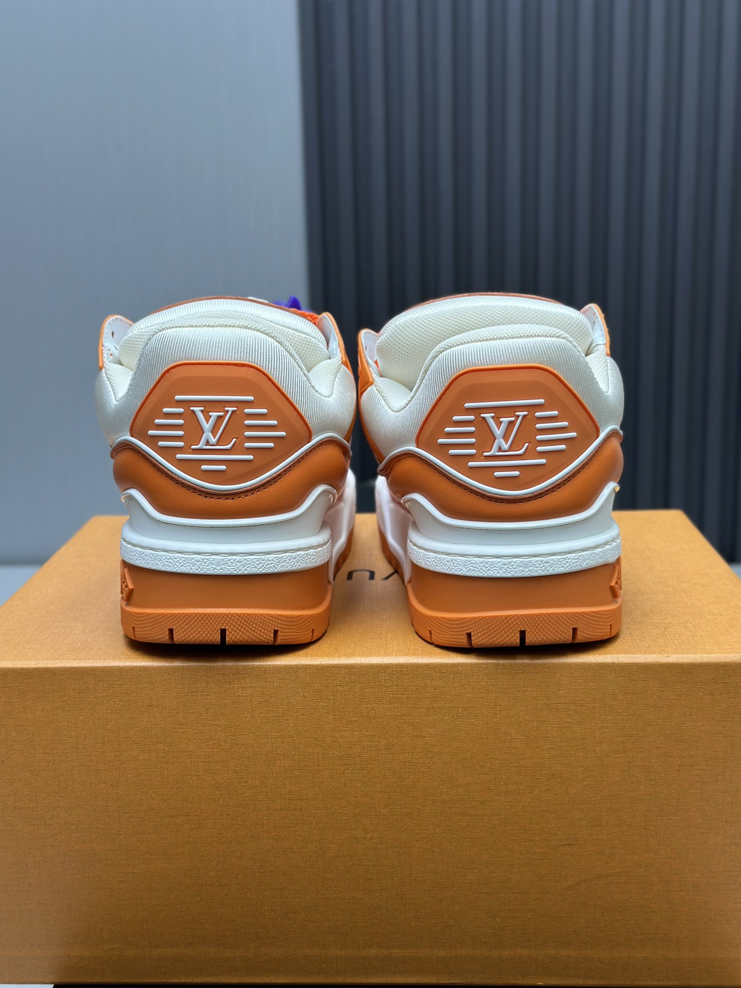 工厂价&yen;380💰顶级版本 （胖丁）LV-路易威登-经典走秀新款
空胶工艺&middot;原版1：1开发复刻！！上脚非常舒适 奢侈用料，做工精细，中底印有欧洲制造英文字母
鞋面由意大利进口小牛皮拼接，侧边饰有品牌LOGO标志及签名，最新乳胶垫脚➕网布内里，脚感超舒适。原厂特供原版双色TPU组合大底。套包工艺 固特异缝合锁边
面料:独家定制头层牛皮
配件:独家私模Vuitton 标识，
内里:定制丝滑网里-头层丝绸牛皮内里
大底:TPU组合大底耐磨防滑防黄
垫脚:新款乳胶垫-网纱吸汗 
专柜工艺:全电脑针车拉线 鞋头 后套 冷热定型 全套拉帮套楦中低logo花纹
专柜包装 -鞋带 证书 卡片 说明书 合格证 防尘袋 全网最齐包装
女款35-40男款38-46（38/46订做不退换！

