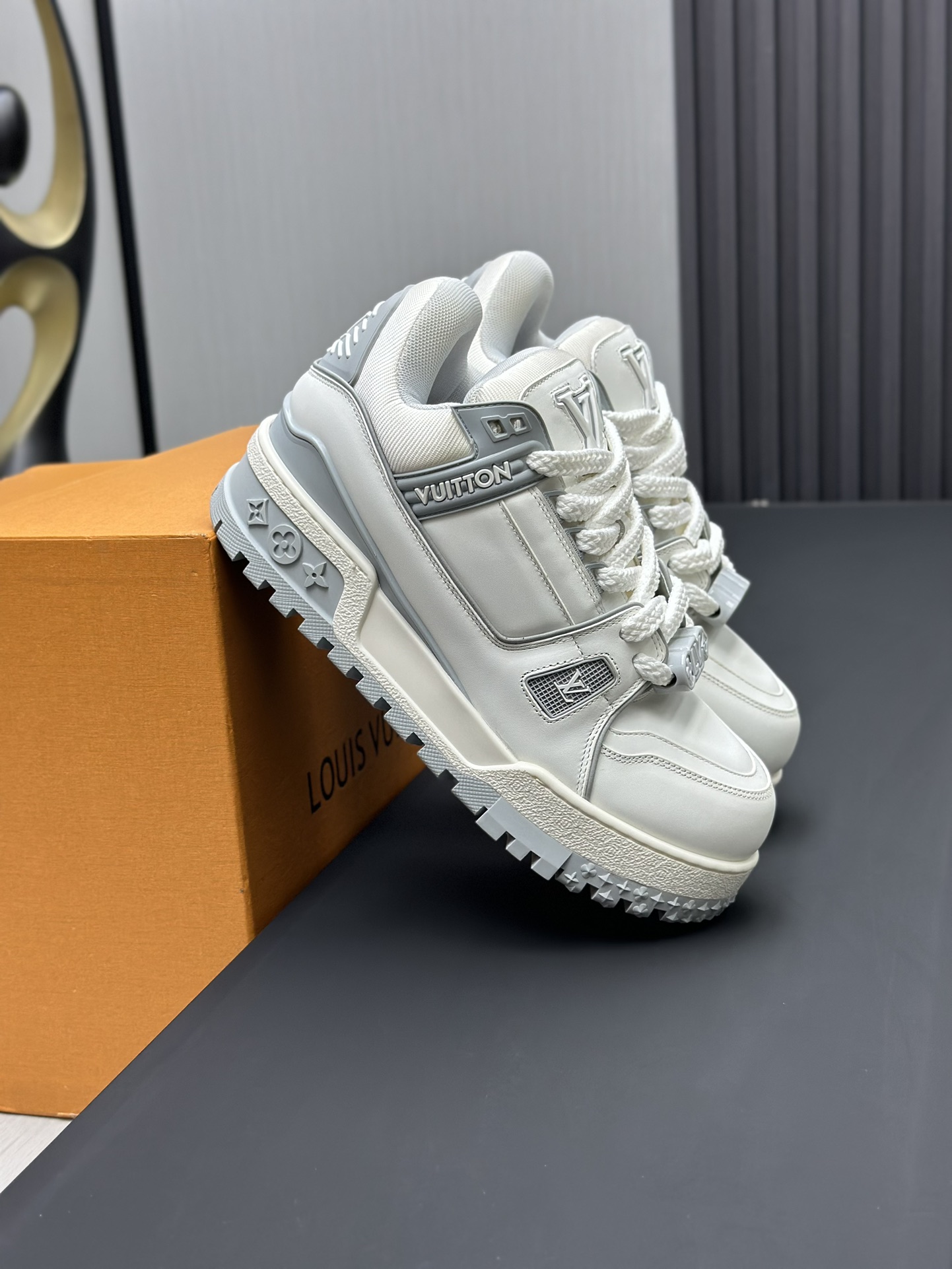 工厂价&yen;380💰顶级版本 （胖丁）LV-路易威登-经典走秀新款
空胶工艺&middot;原版1：1开发复刻！！上脚非常舒适 奢侈用料，做工精细，中底印有欧洲制造英文字母
鞋面由意大利进口小牛皮拼接，侧边饰有品牌LOGO标志及签名，最新乳胶垫脚➕网布内里，脚感超舒适。原厂特供原版双色TPU组合大底。套包工艺 固特异缝合锁边
面料:独家定制头层牛皮
配件:独家私模Vuitton 标识，
内里:定制丝滑网里-头层丝绸牛皮内里
大底:TPU组合大底耐磨防滑防黄
垫脚:新款乳胶垫-网纱吸汗 
专柜工艺:全电脑针车拉线 鞋头 后套 冷热定型 全套拉帮套楦中低logo花纹
专柜包装 -鞋带 证书 卡片 说明书 合格证 防尘袋 全网最齐包装
女款35-40男款38-46（38/46订做不退换！
