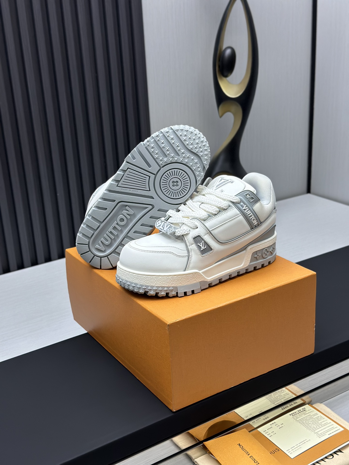 工厂价&yen;380💰顶级版本 （胖丁）LV-路易威登-经典走秀新款
空胶工艺&middot;原版1：1开发复刻！！上脚非常舒适 奢侈用料，做工精细，中底印有欧洲制造英文字母
鞋面由意大利进口小牛皮拼接，侧边饰有品牌LOGO标志及签名，最新乳胶垫脚➕网布内里，脚感超舒适。原厂特供原版双色TPU组合大底。套包工艺 固特异缝合锁边
面料:独家定制头层牛皮
配件:独家私模Vuitton 标识，
内里:定制丝滑网里-头层丝绸牛皮内里
大底:TPU组合大底耐磨防滑防黄
垫脚:新款乳胶垫-网纱吸汗 
专柜工艺:全电脑针车拉线 鞋头 后套 冷热定型 全套拉帮套楦中低logo花纹
专柜包装 -鞋带 证书 卡片 说明书 合格证 防尘袋 全网最齐包装
女款35-40男款38-46（38/46订做不退换！
