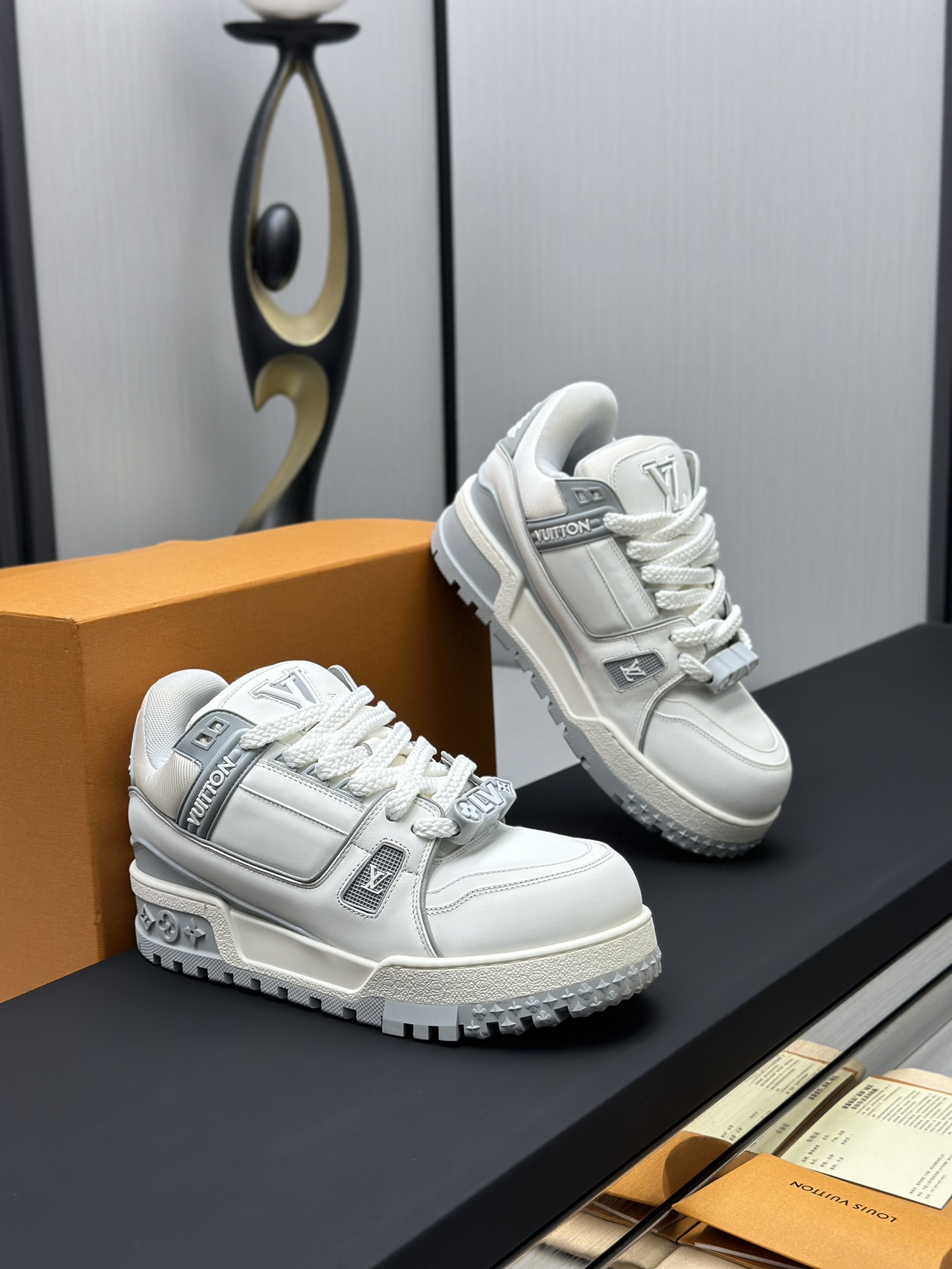 工厂价&yen;380💰顶级版本 （胖丁）LV-路易威登-经典走秀新款
空胶工艺&middot;原版1：1开发复刻！！上脚非常舒适 奢侈用料，做工精细，中底印有欧洲制造英文字母
鞋面由意大利进口小牛皮拼接，侧边饰有品牌LOGO标志及签名，最新乳胶垫脚➕网布内里，脚感超舒适。原厂特供原版双色TPU组合大底。套包工艺 固特异缝合锁边
面料:独家定制头层牛皮
配件:独家私模Vuitton 标识，
内里:定制丝滑网里-头层丝绸牛皮内里
大底:TPU组合大底耐磨防滑防黄
垫脚:新款乳胶垫-网纱吸汗 
专柜工艺:全电脑针车拉线 鞋头 后套 冷热定型 全套拉帮套楦中低logo花纹
专柜包装 -鞋带 证书 卡片 说明书 合格证 防尘袋 全网最齐包装
女款35-40男款38-46（38/46订做不退换！
