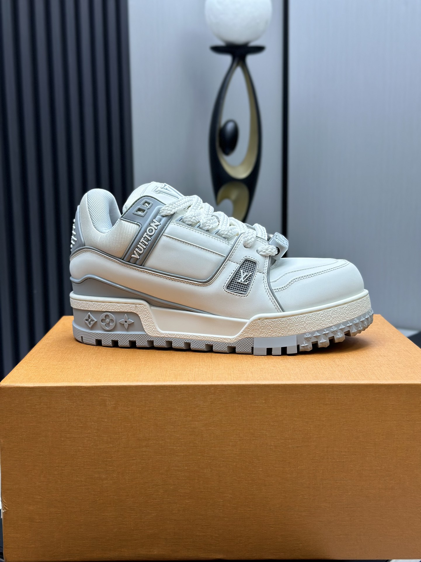 工厂价&yen;380💰顶级版本 （胖丁）LV-路易威登-经典走秀新款
空胶工艺&middot;原版1：1开发复刻！！上脚非常舒适 奢侈用料，做工精细，中底印有欧洲制造英文字母
鞋面由意大利进口小牛皮拼接，侧边饰有品牌LOGO标志及签名，最新乳胶垫脚➕网布内里，脚感超舒适。原厂特供原版双色TPU组合大底。套包工艺 固特异缝合锁边
面料:独家定制头层牛皮
配件:独家私模Vuitton 标识，
内里:定制丝滑网里-头层丝绸牛皮内里
大底:TPU组合大底耐磨防滑防黄
垫脚:新款乳胶垫-网纱吸汗 
专柜工艺:全电脑针车拉线 鞋头 后套 冷热定型 全套拉帮套楦中低logo花纹
专柜包装 -鞋带 证书 卡片 说明书 合格证 防尘袋 全网最齐包装
女款35-40男款38-46（38/46订做不退换！
