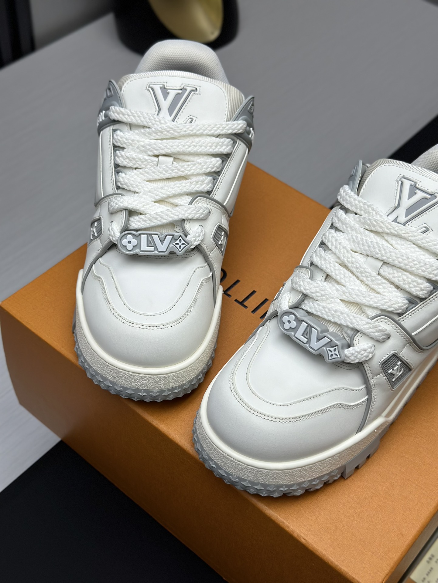 工厂价&yen;380💰顶级版本 （胖丁）LV-路易威登-经典走秀新款
空胶工艺&middot;原版1：1开发复刻！！上脚非常舒适 奢侈用料，做工精细，中底印有欧洲制造英文字母
鞋面由意大利进口小牛皮拼接，侧边饰有品牌LOGO标志及签名，最新乳胶垫脚➕网布内里，脚感超舒适。原厂特供原版双色TPU组合大底。套包工艺 固特异缝合锁边
面料:独家定制头层牛皮
配件:独家私模Vuitton 标识，
内里:定制丝滑网里-头层丝绸牛皮内里
大底:TPU组合大底耐磨防滑防黄
垫脚:新款乳胶垫-网纱吸汗 
专柜工艺:全电脑针车拉线 鞋头 后套 冷热定型 全套拉帮套楦中低logo花纹
专柜包装 -鞋带 证书 卡片 说明书 合格证 防尘袋 全网最齐包装
女款35-40男款38-46（38/46订做不退换！
