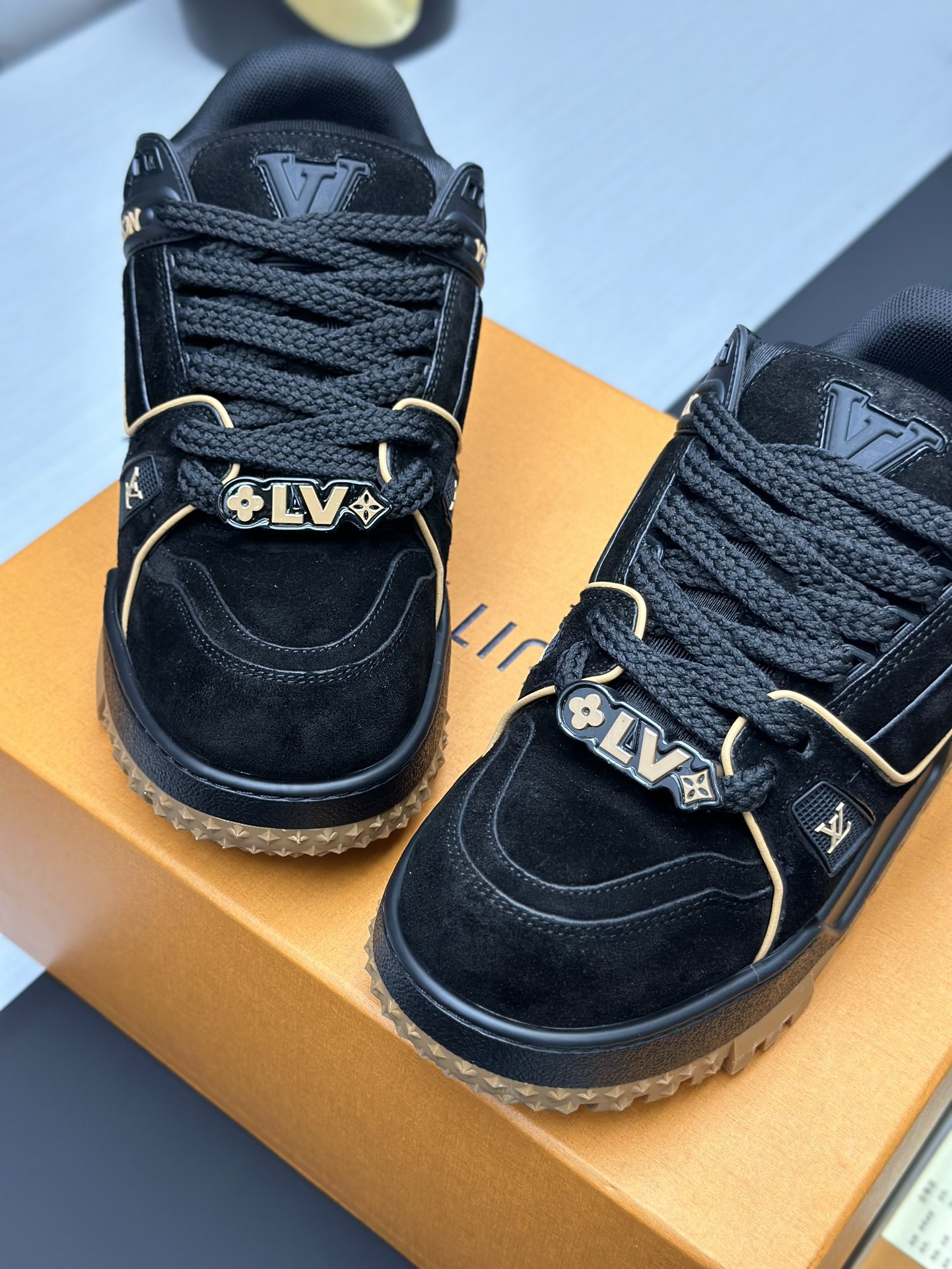 工厂价&yen;380💰顶级版本 （胖丁）LV-路易威登-经典走秀新款
空胶工艺&middot;原版1：1开发复刻！！上脚非常舒适 奢侈用料，做工精细，中底印有欧洲制造英文字母
鞋面由意大利进口小牛皮拼接，侧边饰有品牌LOGO标志及签名，最新乳胶垫脚➕网布内里，脚感超舒适。原厂特供原版双色TPU组合大底。套包工艺 固特异缝合锁边
面料:独家定制头层牛皮
配件:独家私模Vuitton 标识，
内里:定制丝滑网里-头层丝绸牛皮内里
大底:TPU组合大底耐磨防滑防黄
垫脚:新款乳胶垫-网纱吸汗 
专柜工艺:全电脑针车拉线 鞋头 后套 冷热定型 全套拉帮套楦中低logo花纹
专柜包装 -鞋带 证书 卡片 说明书 合格证 防尘袋 全网最齐包装
女款35-40男款38-46（38/46订做不退换！
