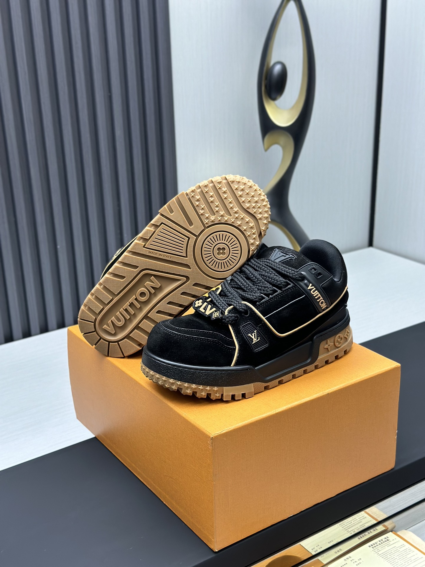 工厂价&yen;380💰顶级版本 （胖丁）LV-路易威登-经典走秀新款
空胶工艺&middot;原版1：1开发复刻！！上脚非常舒适 奢侈用料，做工精细，中底印有欧洲制造英文字母
鞋面由意大利进口小牛皮拼接，侧边饰有品牌LOGO标志及签名，最新乳胶垫脚➕网布内里，脚感超舒适。原厂特供原版双色TPU组合大底。套包工艺 固特异缝合锁边
面料:独家定制头层牛皮
配件:独家私模Vuitton 标识，
内里:定制丝滑网里-头层丝绸牛皮内里
大底:TPU组合大底耐磨防滑防黄
垫脚:新款乳胶垫-网纱吸汗 
专柜工艺:全电脑针车拉线 鞋头 后套 冷热定型 全套拉帮套楦中低logo花纹
专柜包装 -鞋带 证书 卡片 说明书 合格证 防尘袋 全网最齐包装
女款35-40男款38-46（38/46订做不退换！
