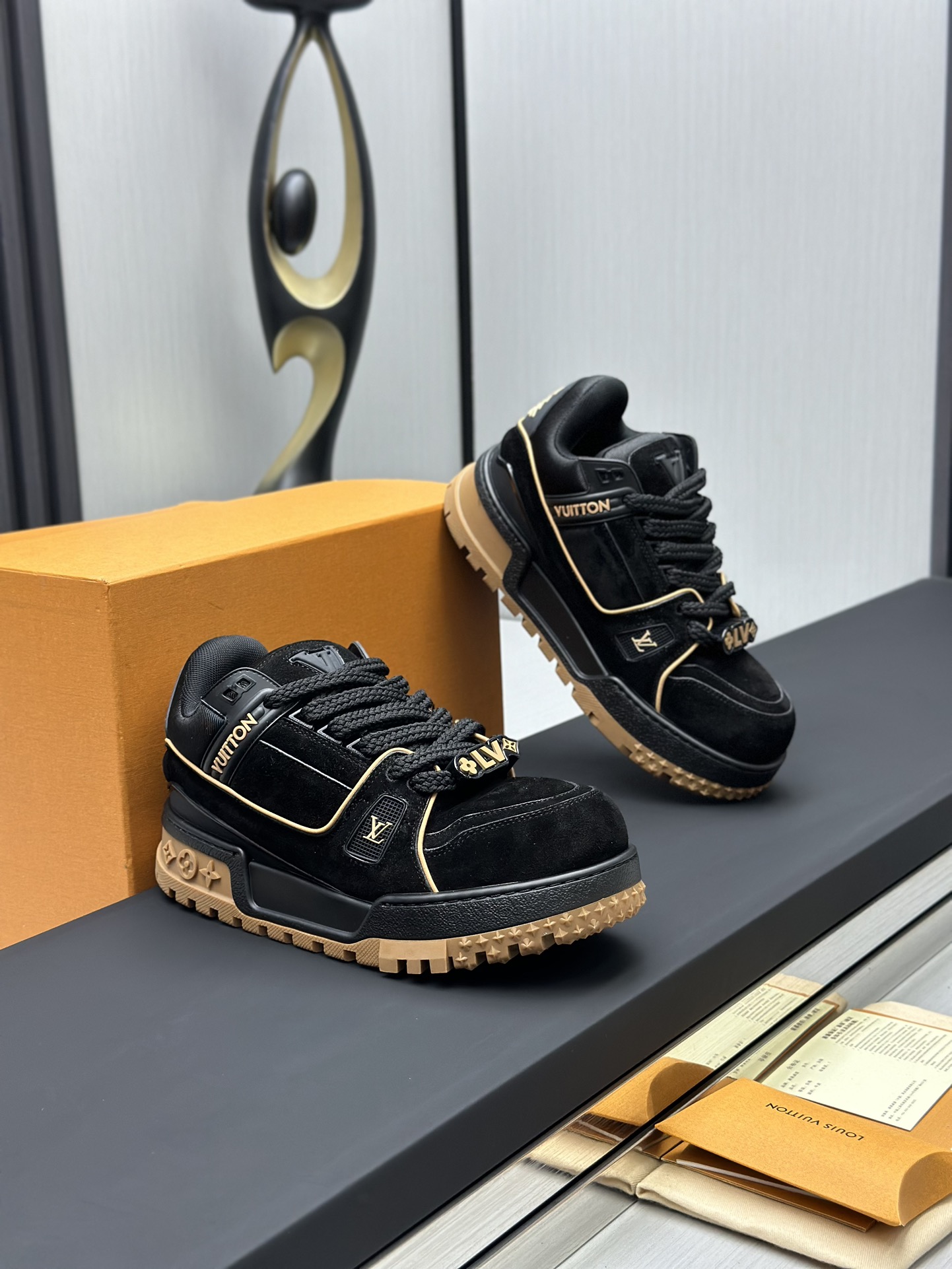 工厂价&yen;380💰顶级版本 （胖丁）LV-路易威登-经典走秀新款
空胶工艺&middot;原版1：1开发复刻！！上脚非常舒适 奢侈用料，做工精细，中底印有欧洲制造英文字母
鞋面由意大利进口小牛皮拼接，侧边饰有品牌LOGO标志及签名，最新乳胶垫脚➕网布内里，脚感超舒适。原厂特供原版双色TPU组合大底。套包工艺 固特异缝合锁边
面料:独家定制头层牛皮
配件:独家私模Vuitton 标识，
内里:定制丝滑网里-头层丝绸牛皮内里
大底:TPU组合大底耐磨防滑防黄
垫脚:新款乳胶垫-网纱吸汗 
专柜工艺:全电脑针车拉线 鞋头 后套 冷热定型 全套拉帮套楦中低logo花纹
专柜包装 -鞋带 证书 卡片 说明书 合格证 防尘袋 全网最齐包装
女款35-40男款38-46（38/46订做不退换！
