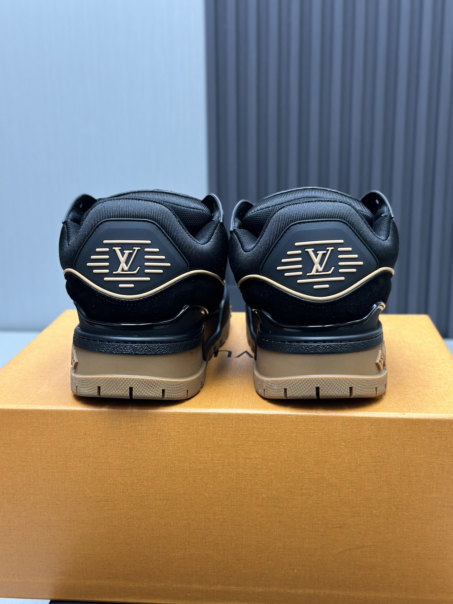 工厂价&yen;380💰顶级版本 （胖丁）LV-路易威登-经典走秀新款
空胶工艺&middot;原版1：1开发复刻！！上脚非常舒适 奢侈用料，做工精细，中底印有欧洲制造英文字母
鞋面由意大利进口小牛皮拼接，侧边饰有品牌LOGO标志及签名，最新乳胶垫脚➕网布内里，脚感超舒适。原厂特供原版双色TPU组合大底。套包工艺 固特异缝合锁边
面料:独家定制头层牛皮
配件:独家私模Vuitton 标识，
内里:定制丝滑网里-头层丝绸牛皮内里
大底:TPU组合大底耐磨防滑防黄
垫脚:新款乳胶垫-网纱吸汗 
专柜工艺:全电脑针车拉线 鞋头 后套 冷热定型 全套拉帮套楦中低logo花纹
专柜包装 -鞋带 证书 卡片 说明书 合格证 防尘袋 全网最齐包装
女款35-40男款38-46（38/46订做不退换！
