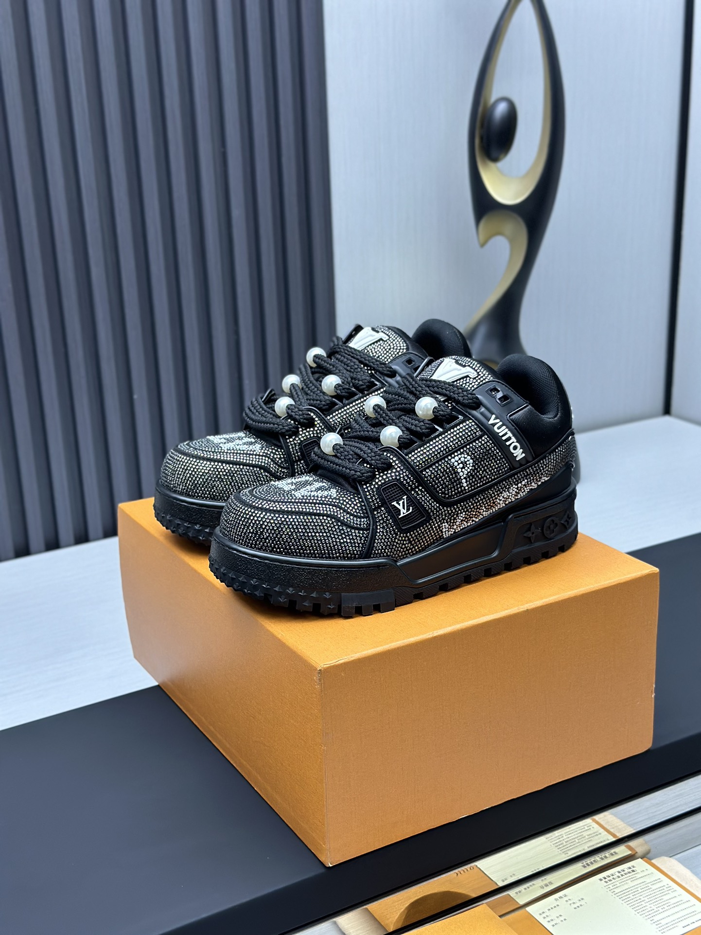 NO:233678,Top version (Fat Tindu Diamond) LV-Louis Vuitton-Classic Show New Model, Empty Glue Craft·Original 11 Development Replica!  !  Very comfortable to put on the foot, luxurious materials, fine workmanship, midsole printed with English letters made in Europe, the upper is spliced ​​by calfskin imported from Italy, the side is decorated with brand LOGO logo and signature, the latest latex foot pad inner lining, the foot feels super comfortable. Original special supply of original two-color TPU combination sole. Packing process Goodyear stitching and locking edge Fabric: exclusive custom top layer cowhide Accessories: Exclusive private mold Vuitton logo, inner lining: Customized silky mesh - top layer silk cowhide inner lining Outsole: TPU combination sole wear-resistant, non-slip, yellow foot pad: new latex pad - mesh sweat-absorbing counter technology: full computer needle car pull wire toe back cover hot and cold set Full set of pull-up sleeve mid-low logo pattern Counter packaging - shoelace certificate card instruction manual Certificate of conformity Dust bag The most complete packaging of the entire network  Women's 35-40 Men's 38-46 (38/46 custom made without return!, casual shoes/sports shoes, louis vuitton, louis vuitton, sneakers, cowhide19860909顶级版本（胖丁满钻）LV-路易威登-经典走秀新款 空胶工艺·原版11开发复刻！！上脚非常舒适 奢侈用料,做工精细,中底印有欧洲制造英文字母 鞋面由意大利进口小牛皮拼接,侧边饰有品牌LOGO标志及签名,最新乳胶垫脚网布内里,脚感超舒适.原厂特供原版双色TPU组合大底.套包工艺 固特异缝合锁边 面料:独家定制头层牛皮 配件:独家私模Vuitton 标识, 内里:定制丝滑网里-头层丝绸牛皮内里 大底:TPU组合大底耐磨防滑防黄 垫脚:新款乳胶垫-网纱吸汗 专柜工艺:全电脑针车拉线 鞋头 后套 冷热定型 全套拉帮套楦中低logo花纹 专柜包装 -鞋带 证书 卡片 说明书 合格证 防尘袋 全网最齐包装 女款35-40男款38-46（38/46订做不退换！,休闲鞋/运动鞋,louis vuitton,louis vuitton,sneakers,cowhide,Women's Shoes